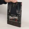 Muzeum 3. Sériový vrah se směje mezi kapkami deště