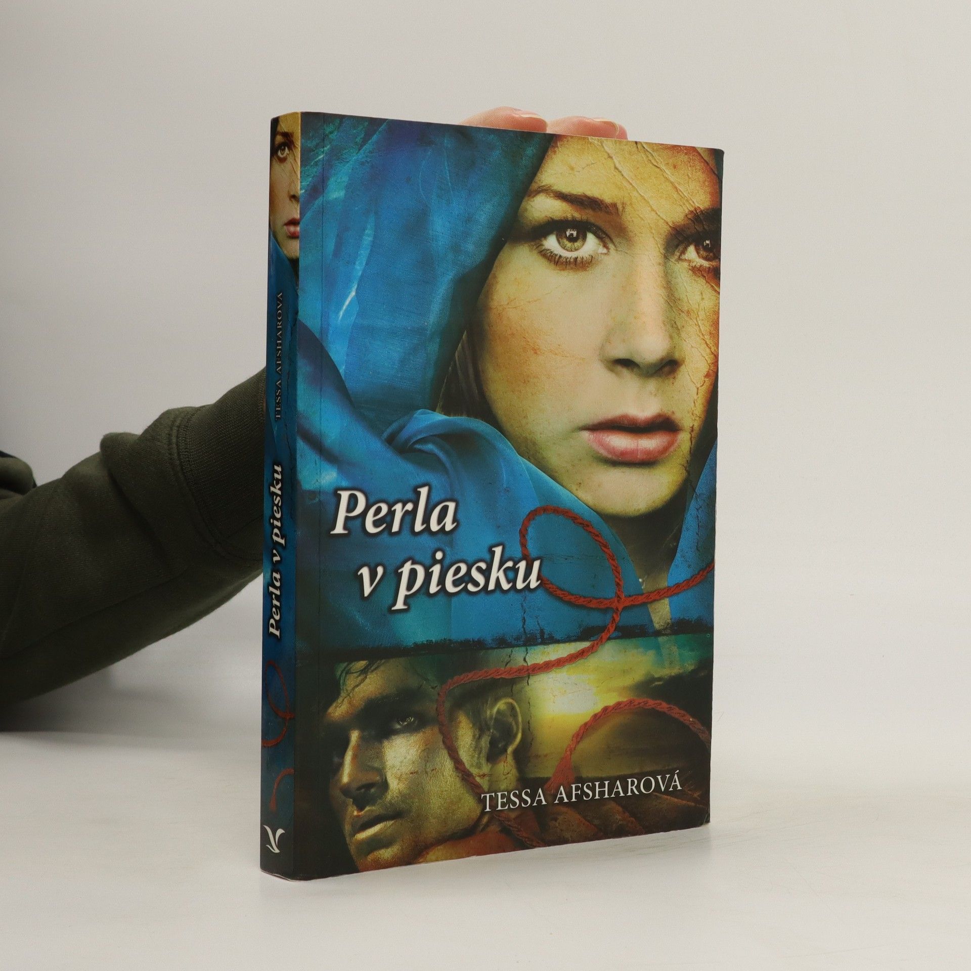 Tessa Afshar Perla v piesku