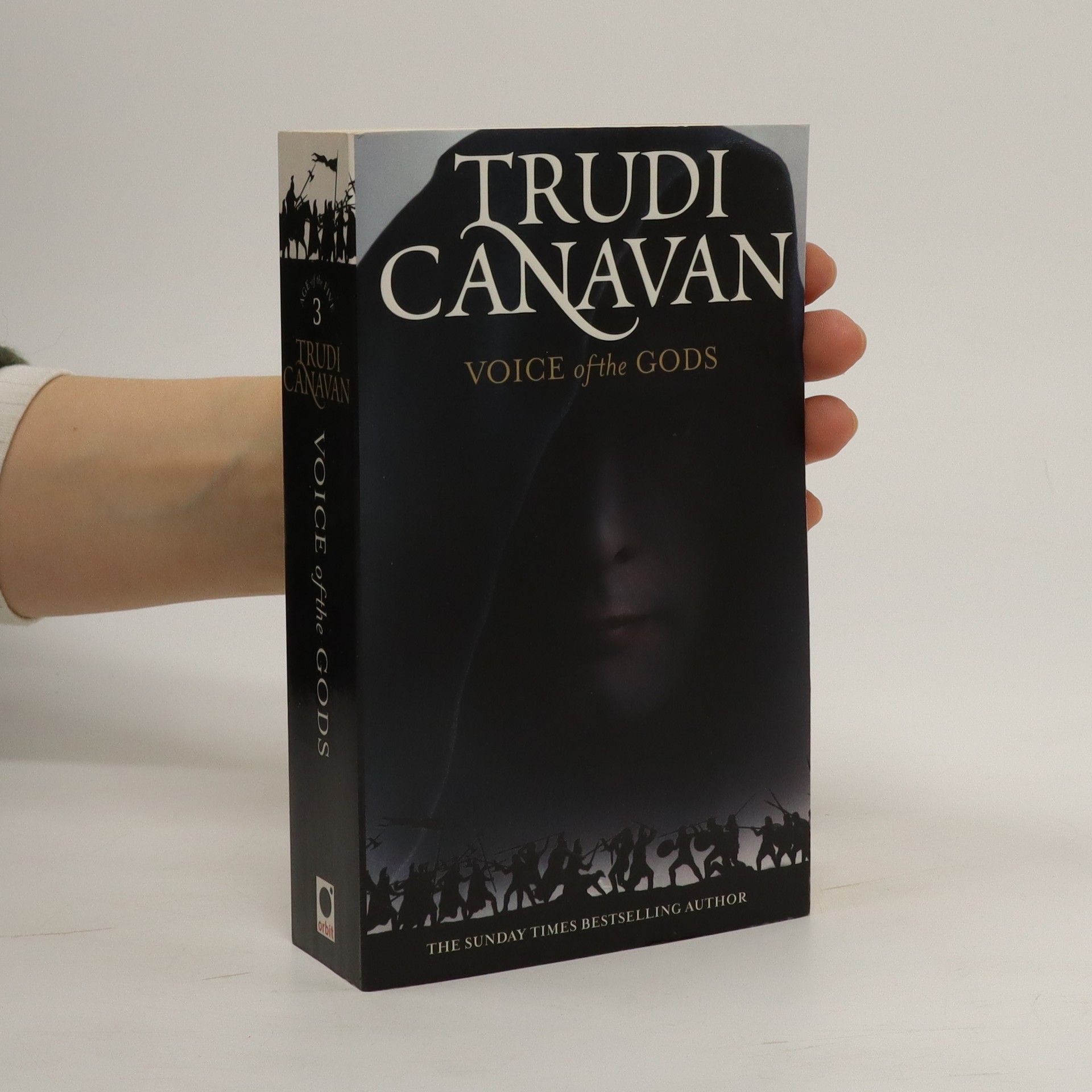 Trudi Canavan Age of the five. Book three, Voice of the Gods