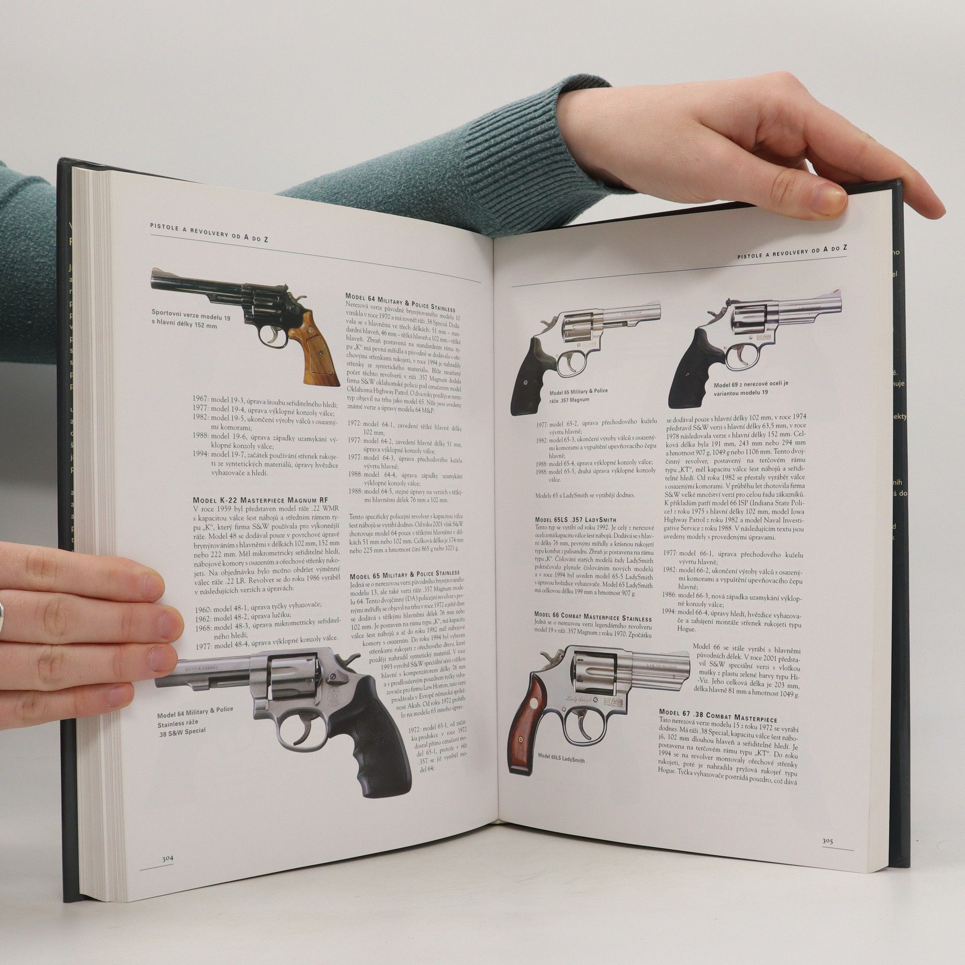 A. E. Hartink Velká encyklopedie pistolí a revolverů