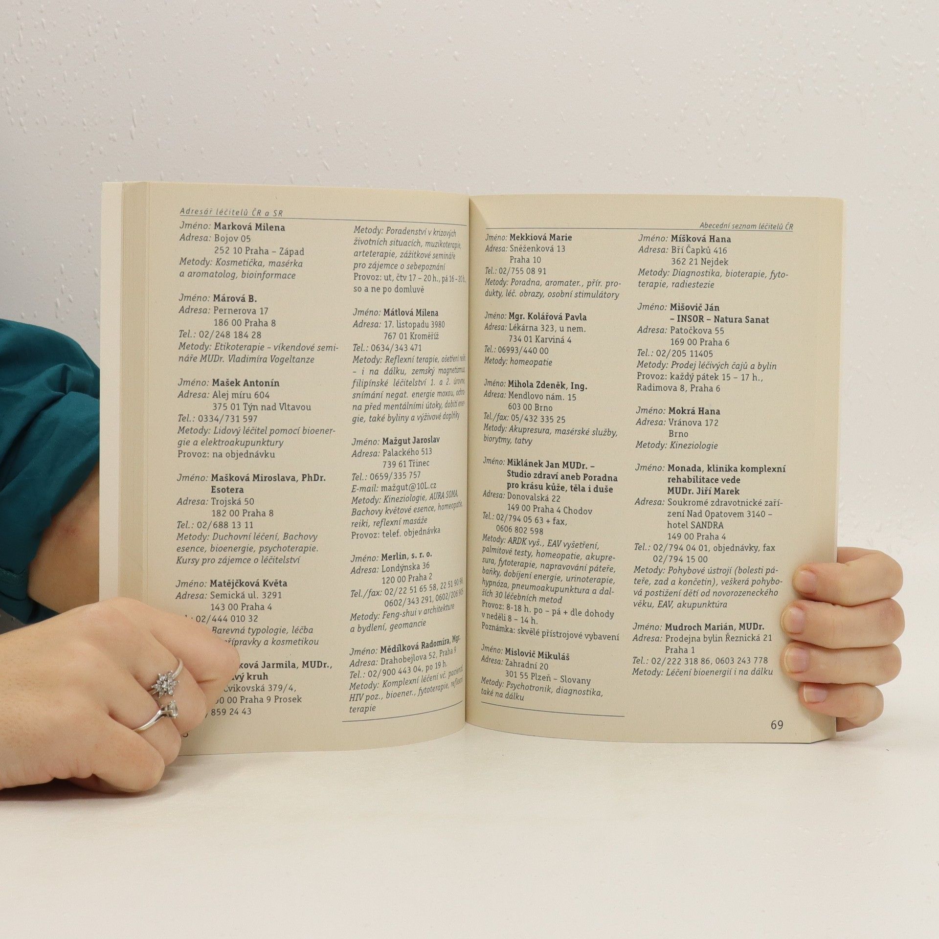 Autorenkollektiv Adresář léčitelů ČR a SR : astrologové, homeopaté, kartáři, proutkaři a další, kteří se zabývají "tajemnými silami"