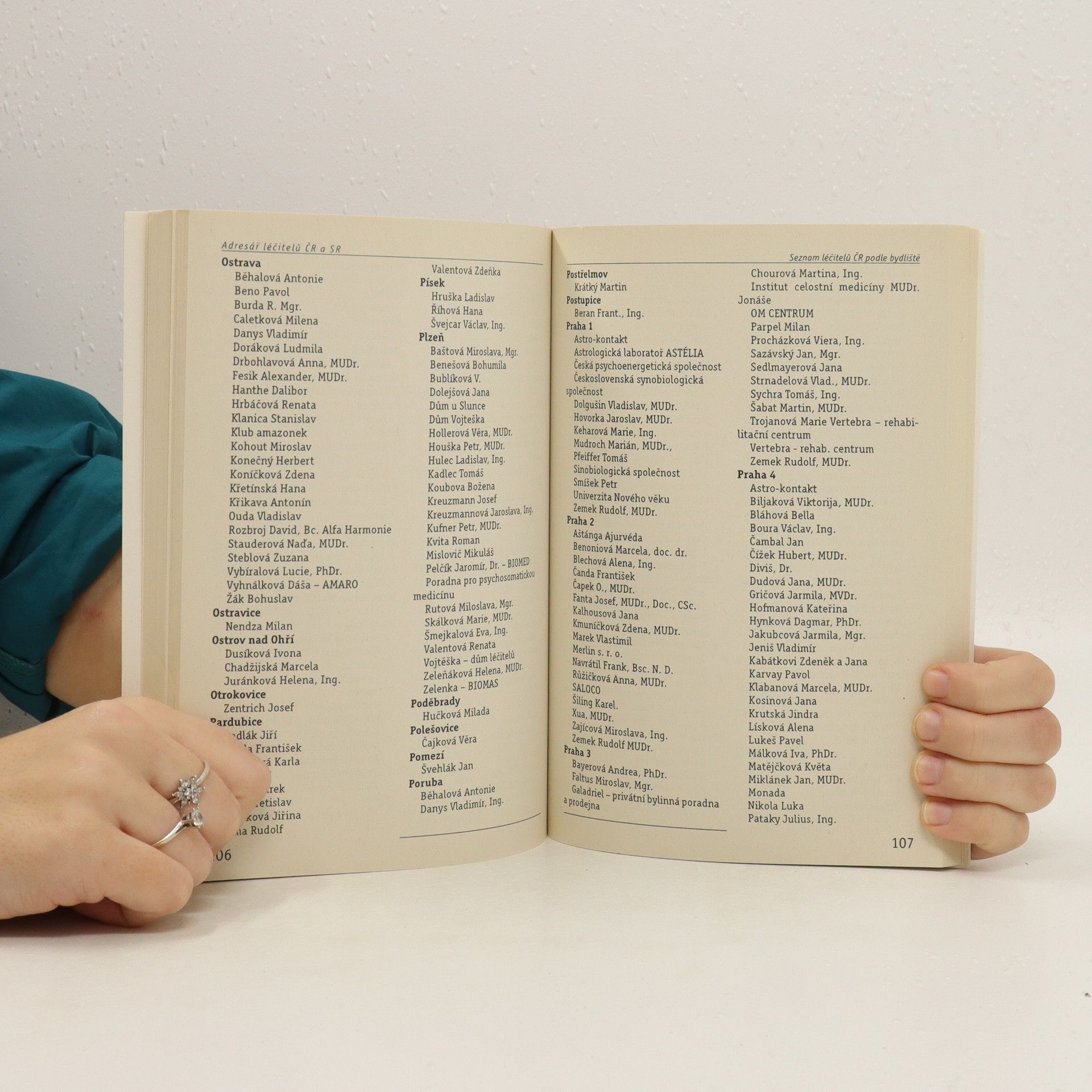 Autorenkollektiv Adresář léčitelů ČR a SR : astrologové, homeopaté, kartáři, proutkaři a další, kteří se zabývají "tajemnými silami"