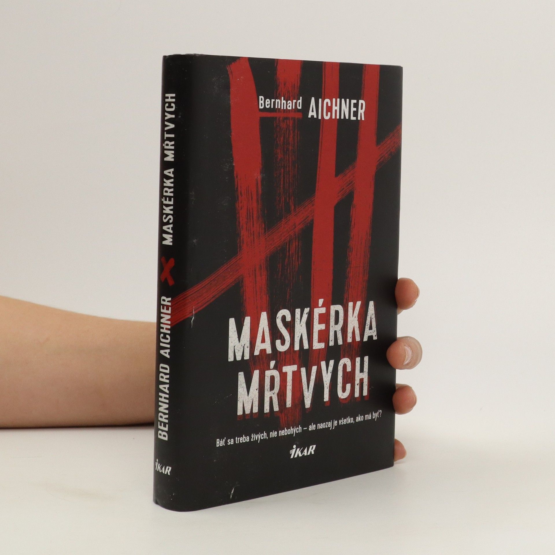 Bernhard Aichner Maskérka mŕtvych