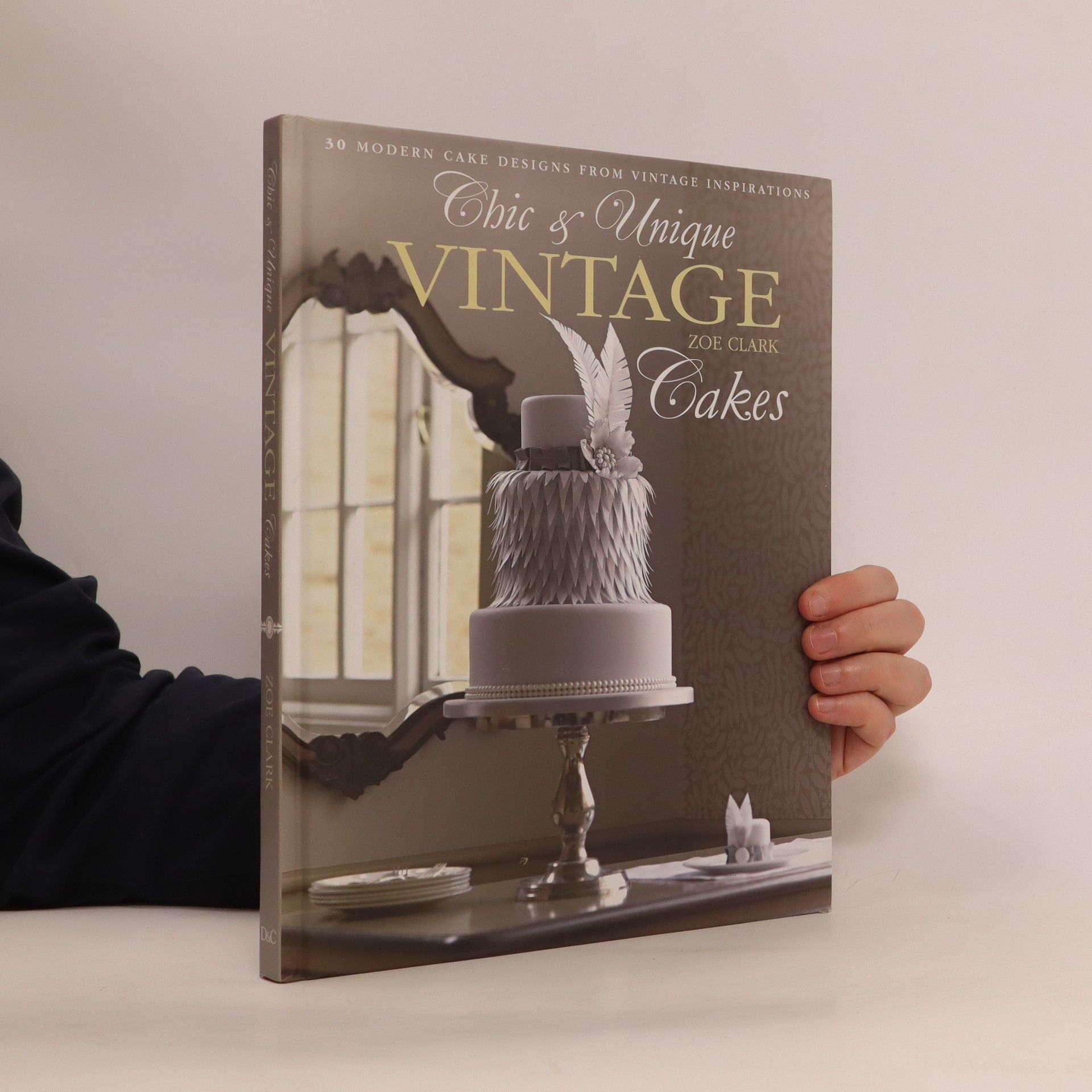 Zoe Clark Chic & unique vintage cakes : 30 modern cake designs from vintage inspirations