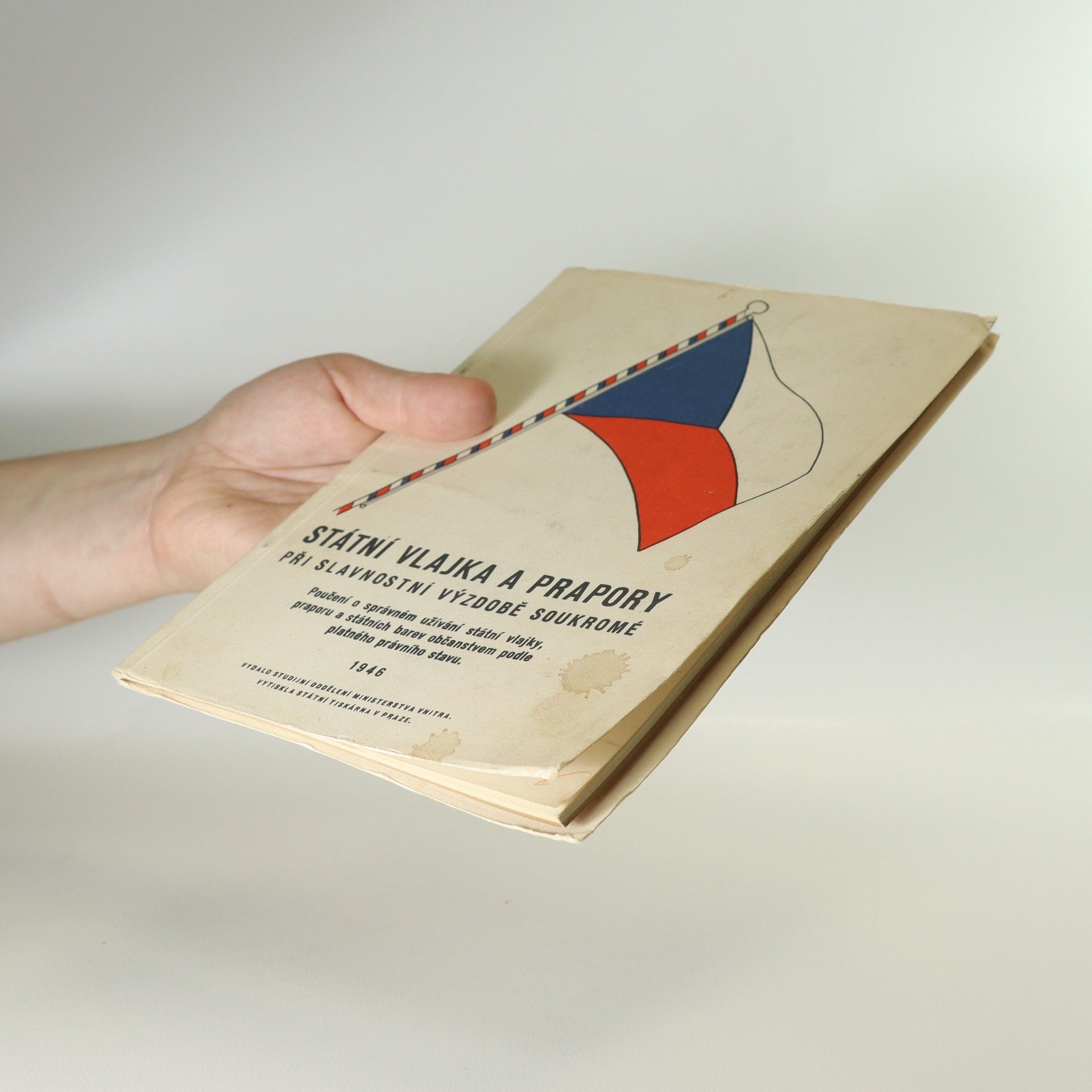 Various authors Státní vlajka a prapory při slavnostní výzdobě soukromé. Poučení o správném užívání státní vlajky, praporů a státních barev občanstvem podle platného právního stavu