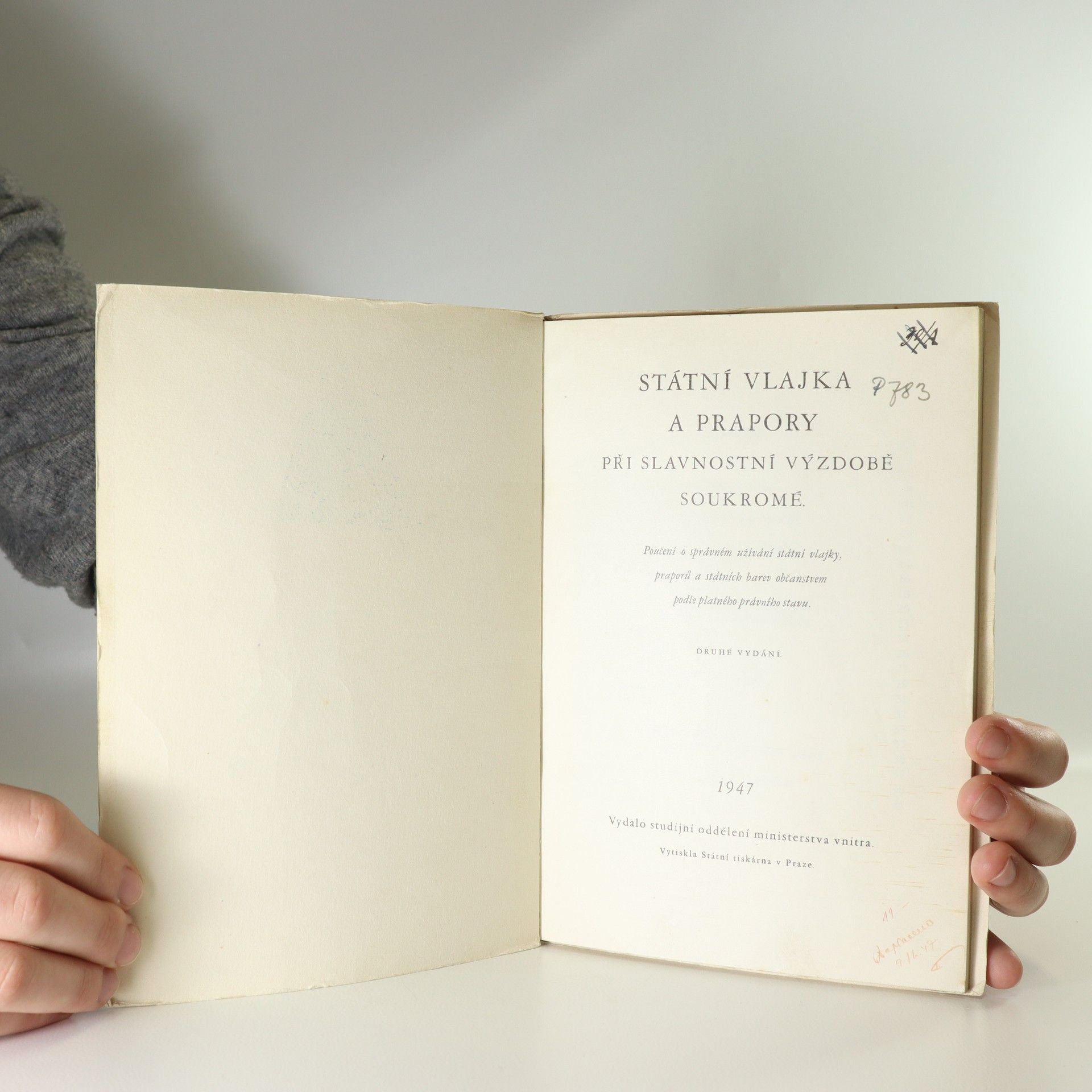 Various authors Státní vlajka a prapory při slavnostní výzdobě soukromé. Poučení o správném užívání státní vlajky, praporů a státních barev občanstvem podle platného právního stavu
