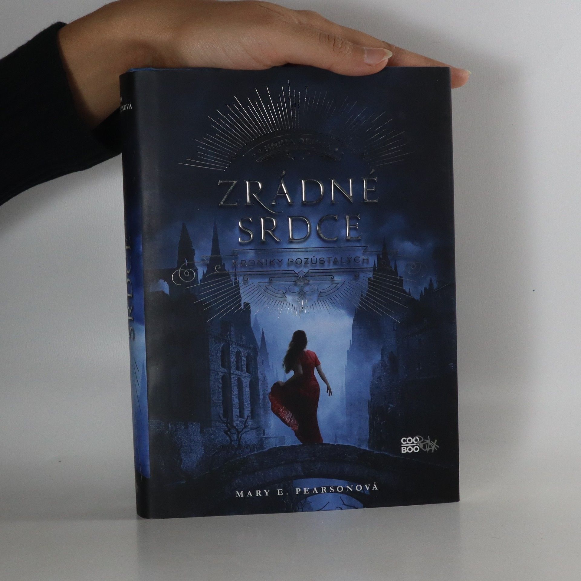 Mary E. Pearson Kroniky pozůstalých: Zrádné srdce. Kniha druhá