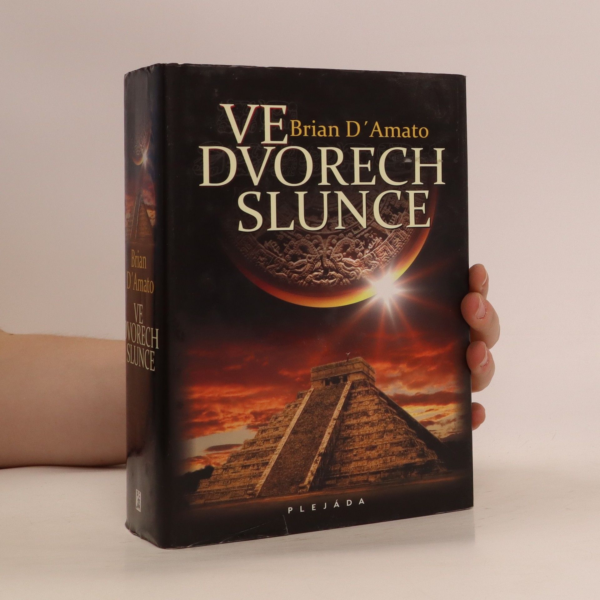 Brian D. Amato Ve dvorech slunce