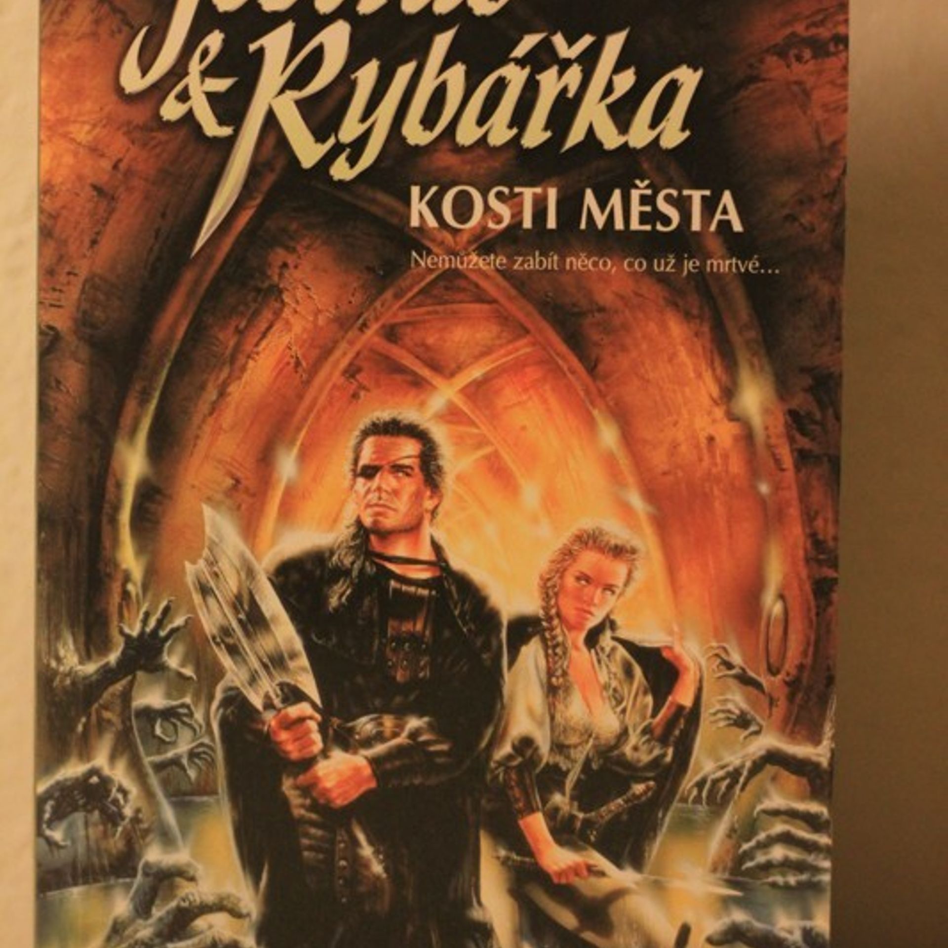 Simon R. Green Jestřáb & Rybářka, Kosti města