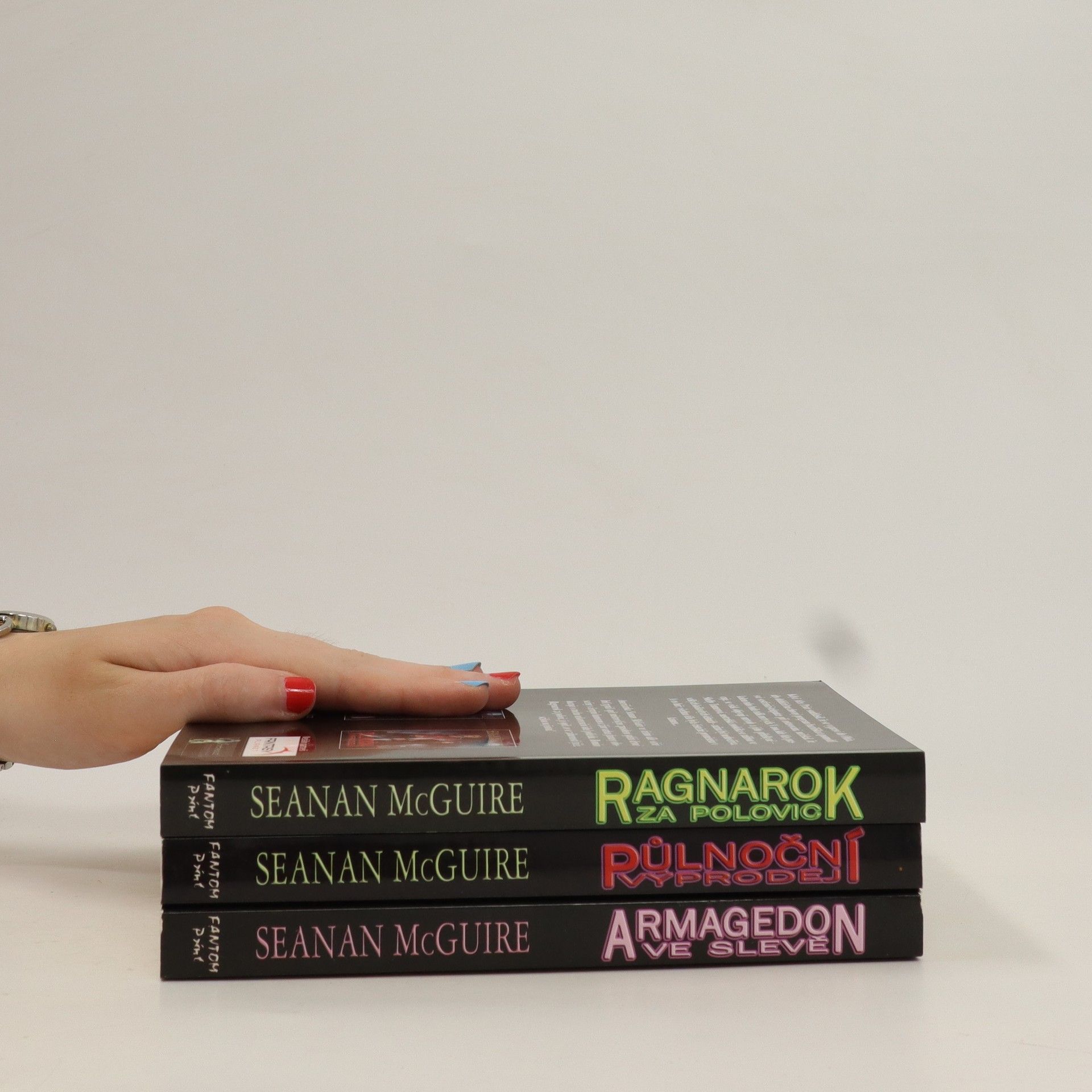 Seanan McGuire Armagedon ve slevě. Půlnoční výprodej. Ragnarok za polovic