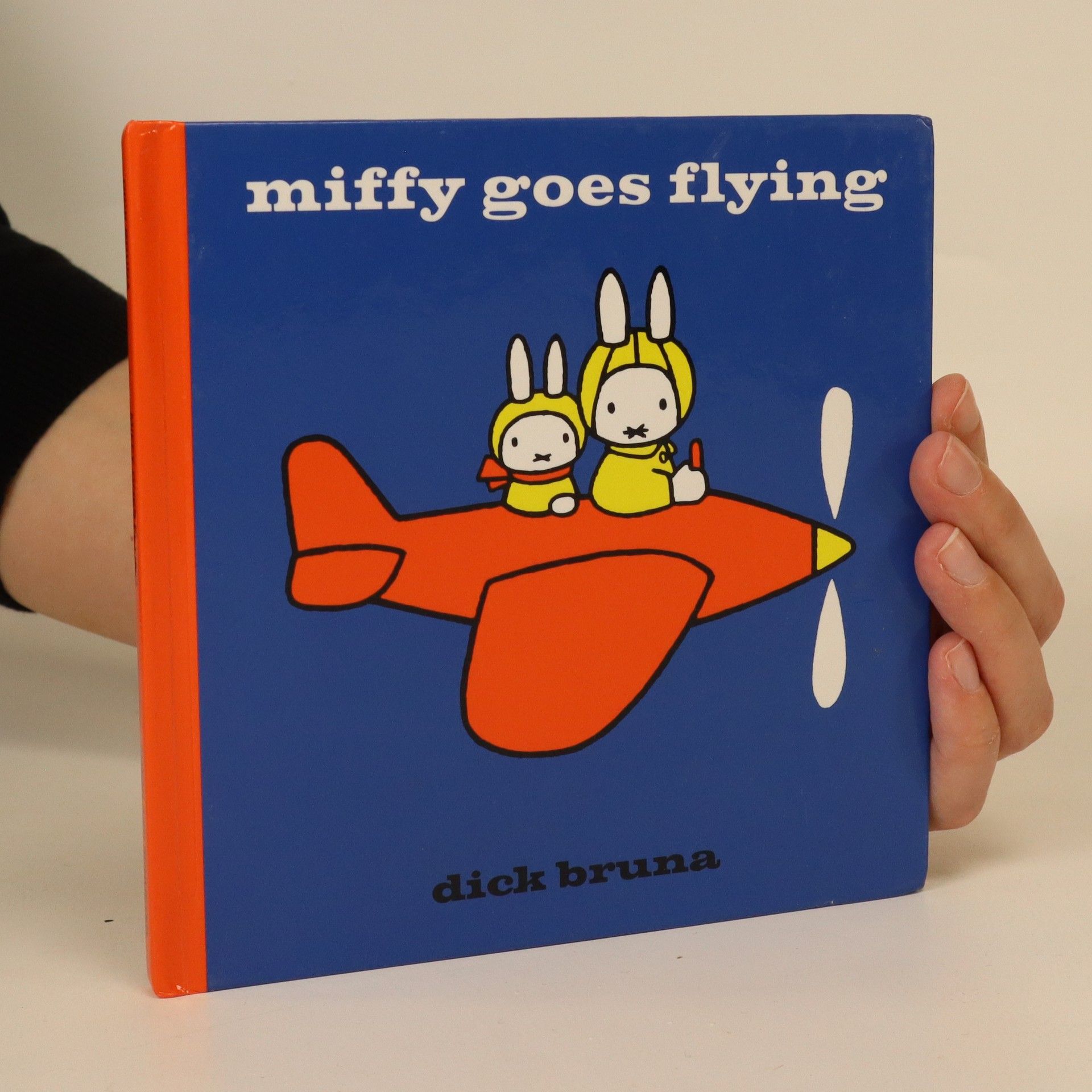 Dick Bruna Miffy goes flying