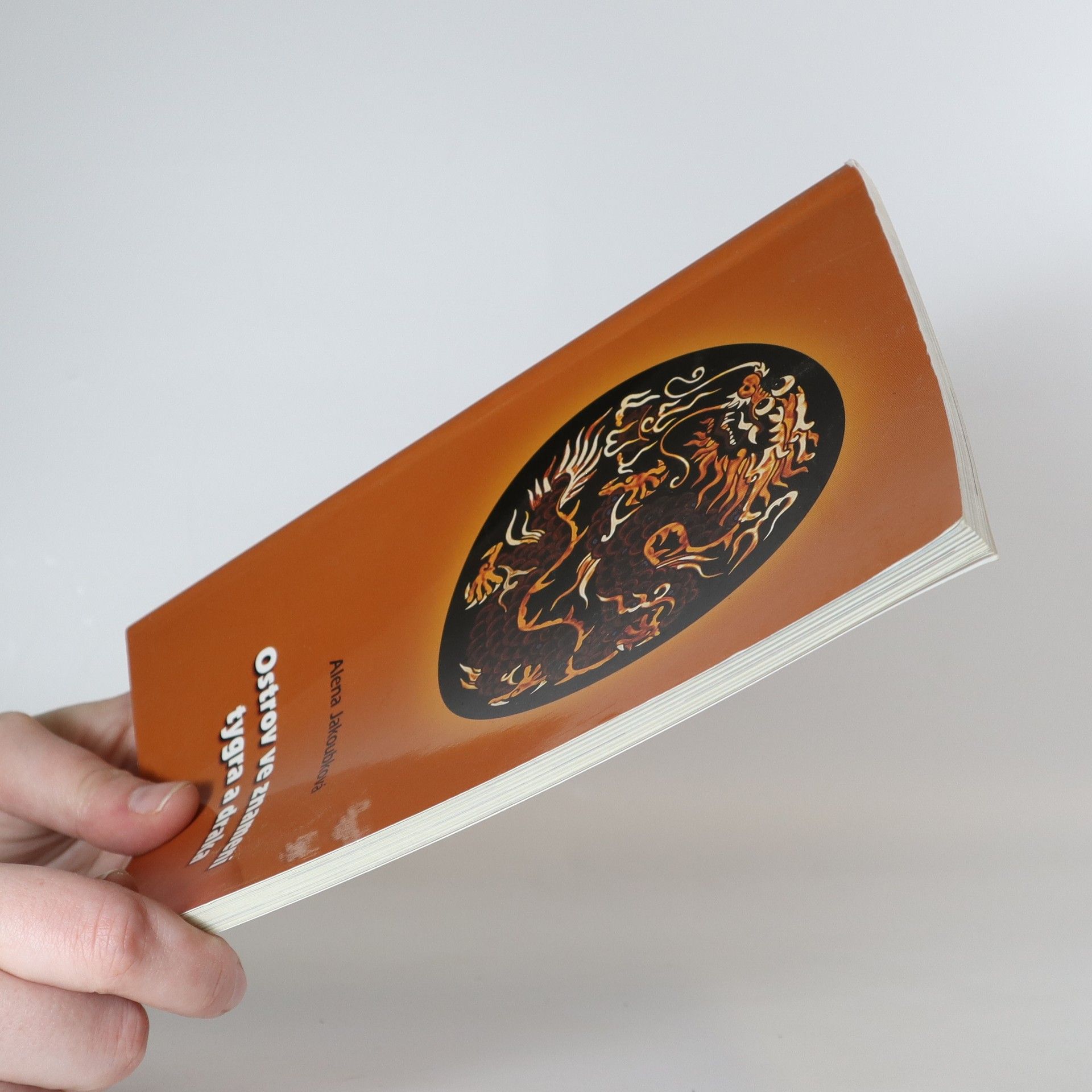 Aliena de Longhe Ostrov ve znamení tygra a draka