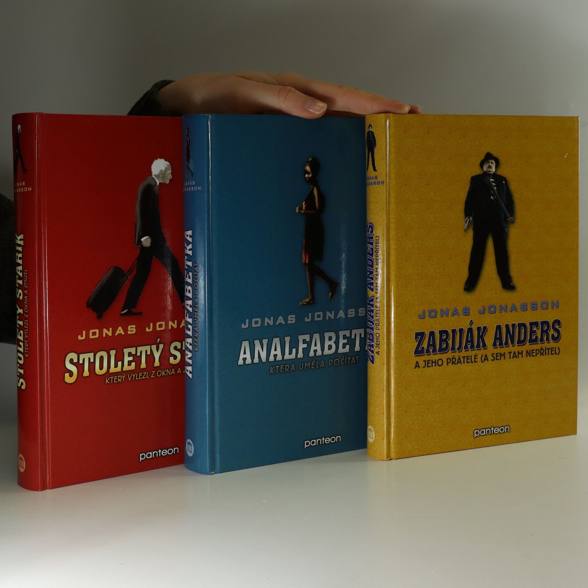 Jonas Jonasson Stoletý stařík, který vylezl z okna a zmizel. Analfabetka, která uměla počítat. Zabiják Anders a jeho přátelé (a sem tam nepřítel)