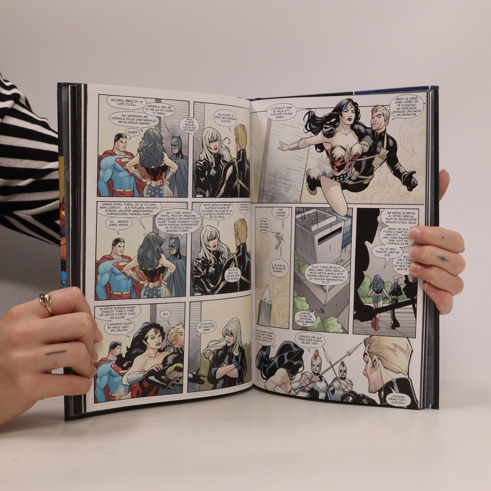 Various authors Wonder Woman. Amazonky útočí! Kniha druhá