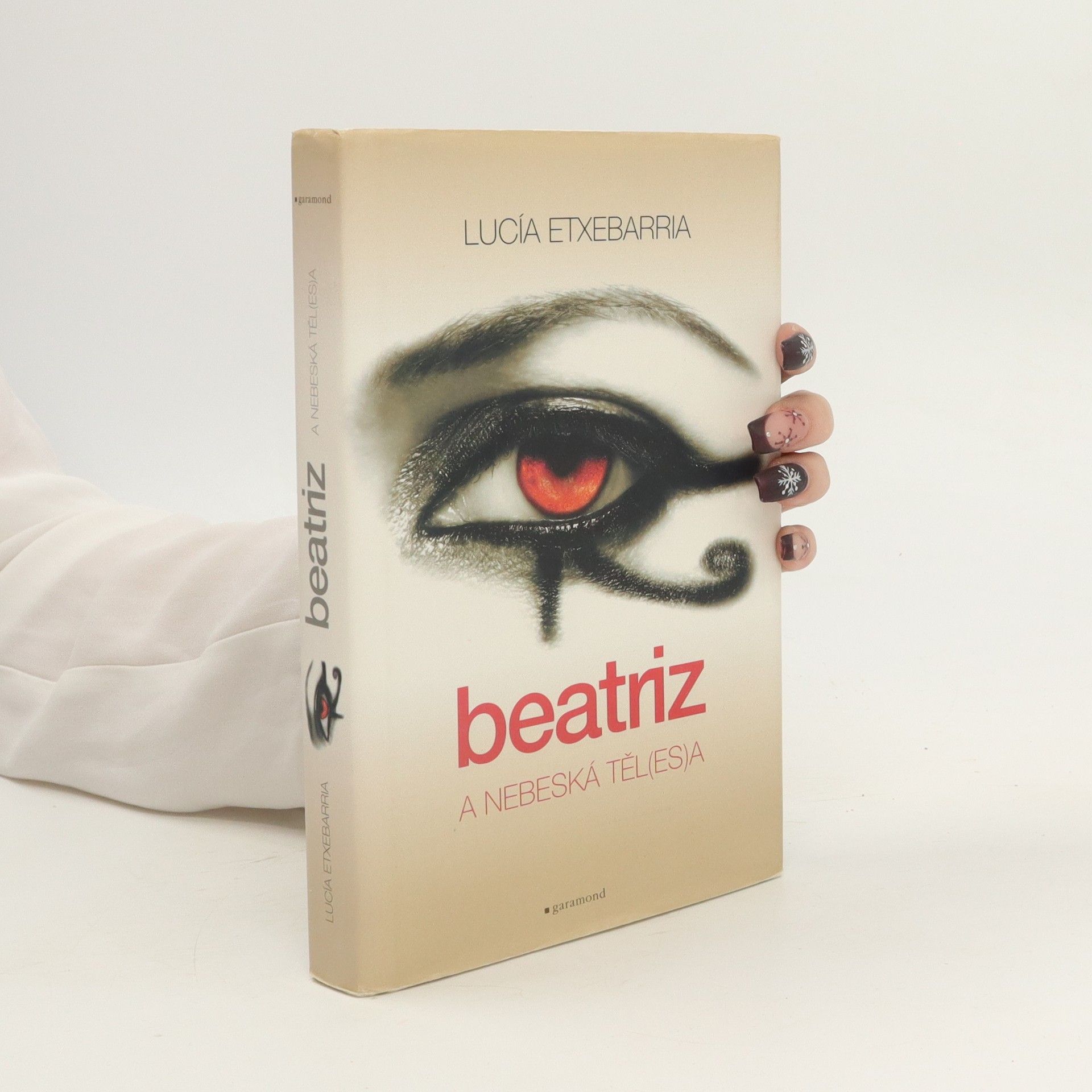 Lucía Etxebarria Beatriz a nebeská těl(es)a