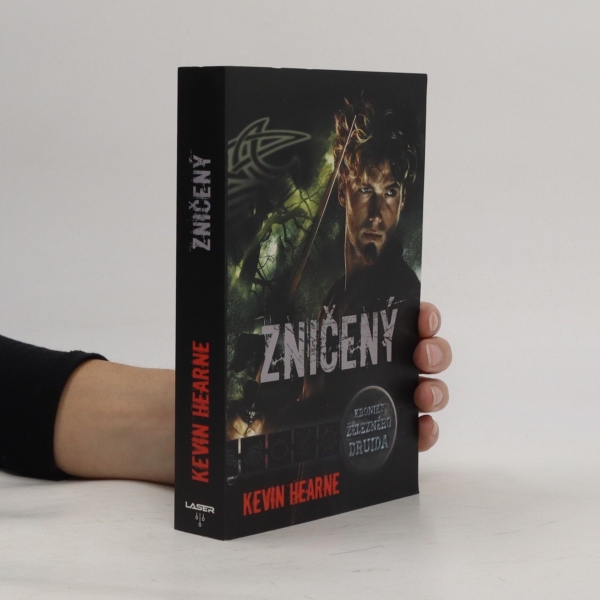 Kevin Hearne Zničený : kroniky železného druida