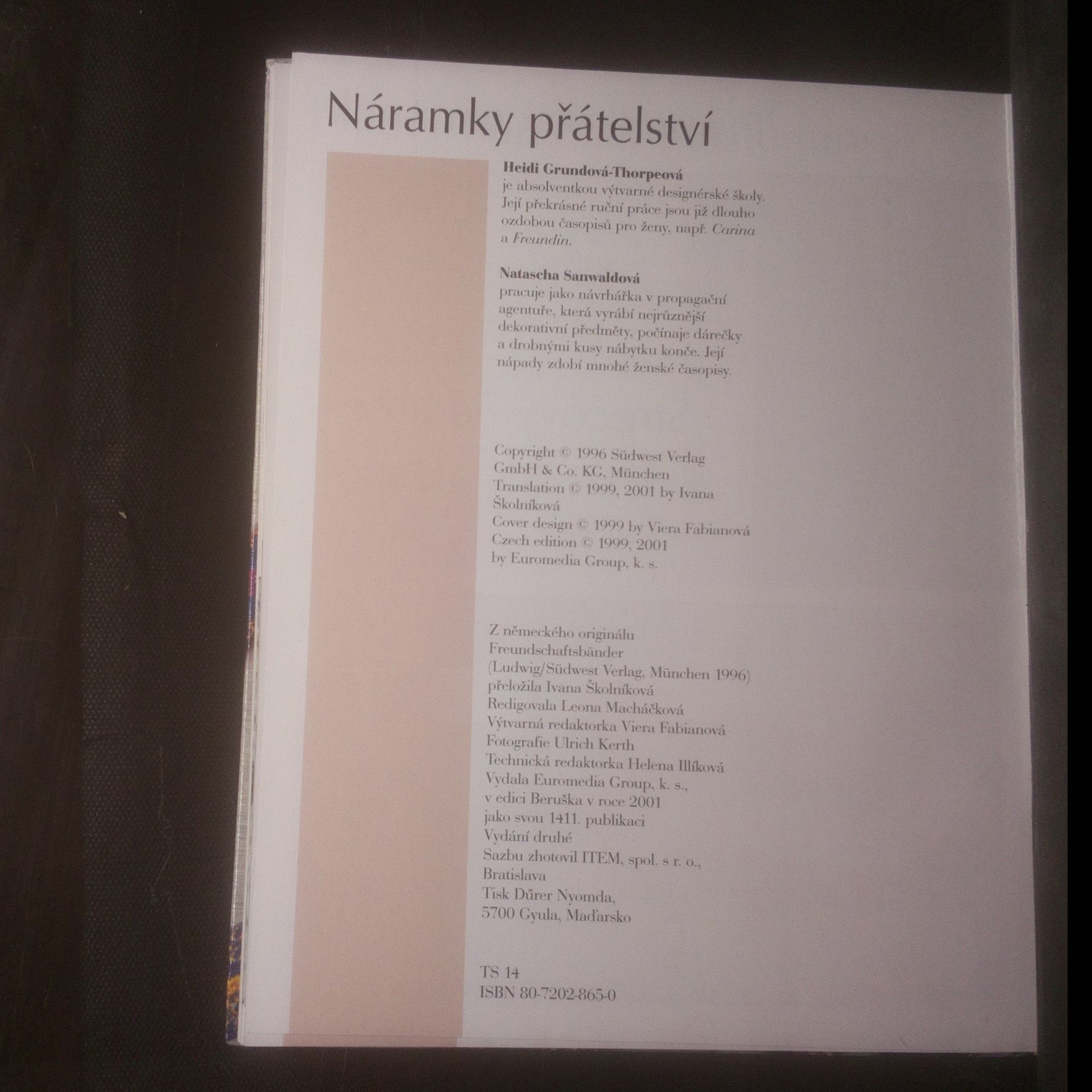Heidi Grund Thorpe Náramky přátelství. Z barevné příze, kůže i lýka