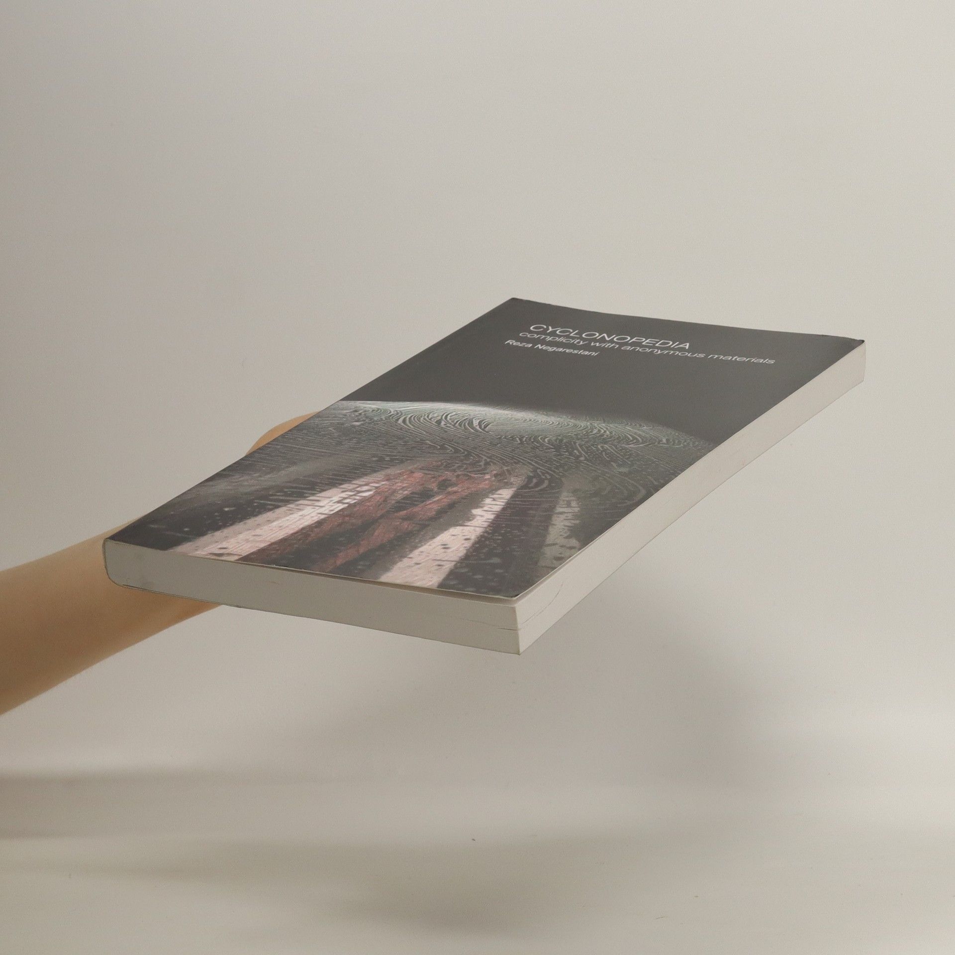Reza Negarestani Cyclonopedia : complicity with anonymous materials