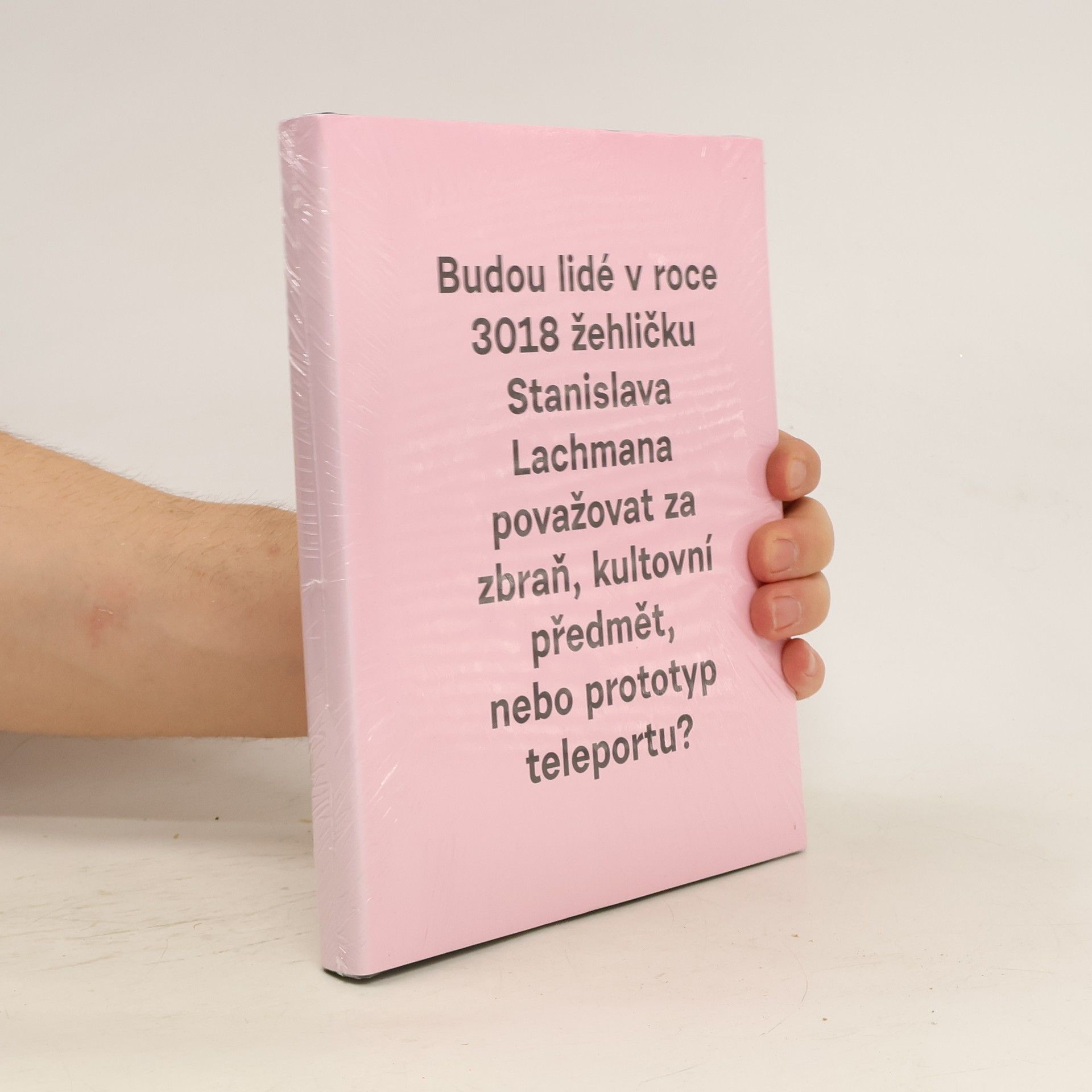 kolektiv Budou lidé v roce 3018 žehličku Stanislava Lachmana považovat za zbraň, kultovní předmět, nebo prototyp teleportu?