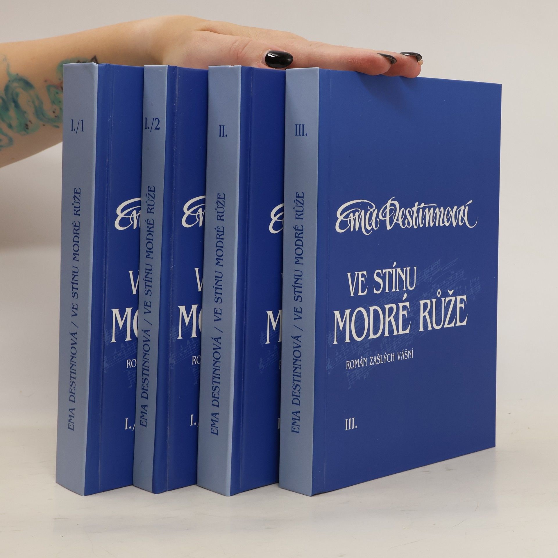 Ema Destinnová Ve stínu modré růže. Román zašlých vášní 1-3 (4 svazky, box)