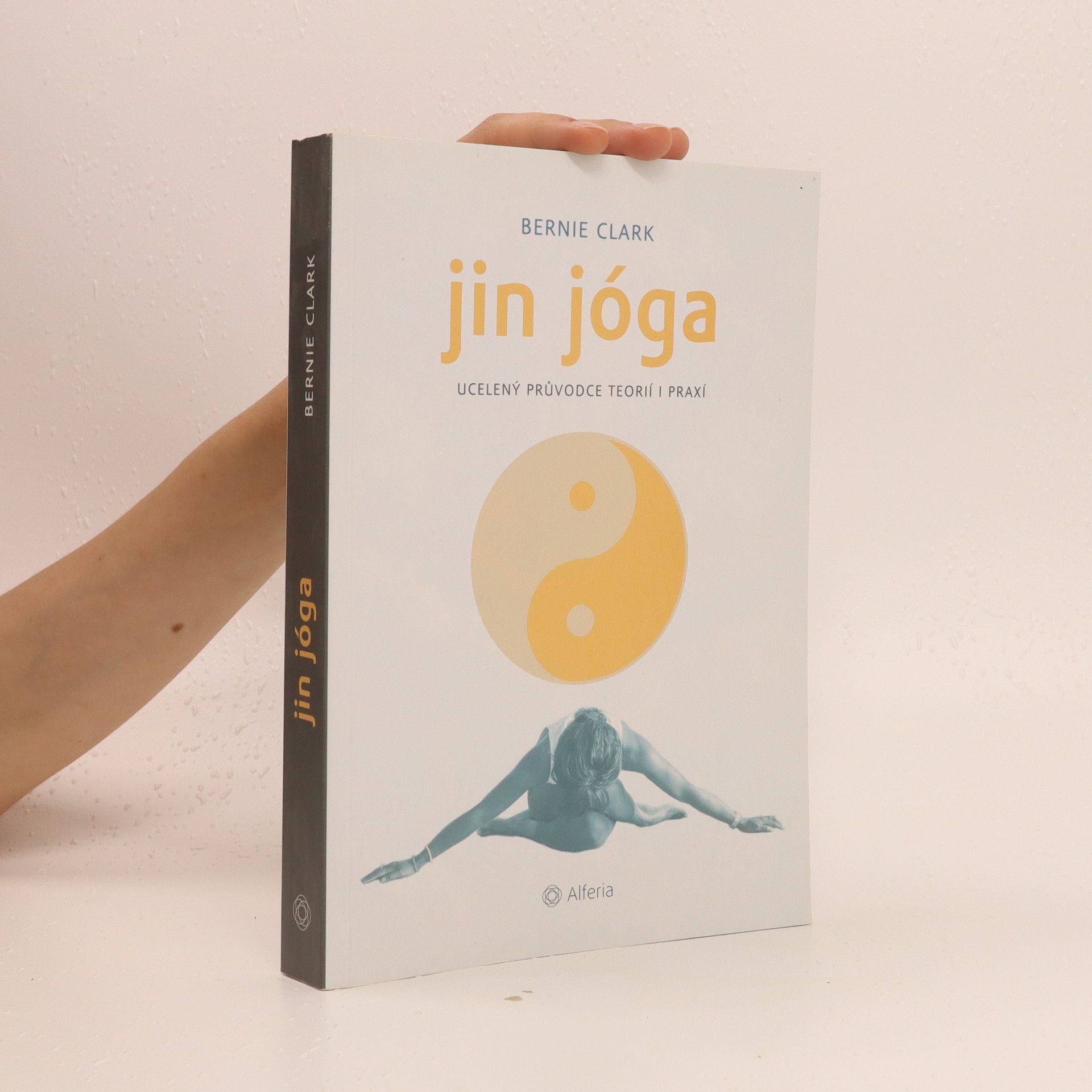 Bernie Clark Jin jóga : ucelený průvodce teorií i praxí