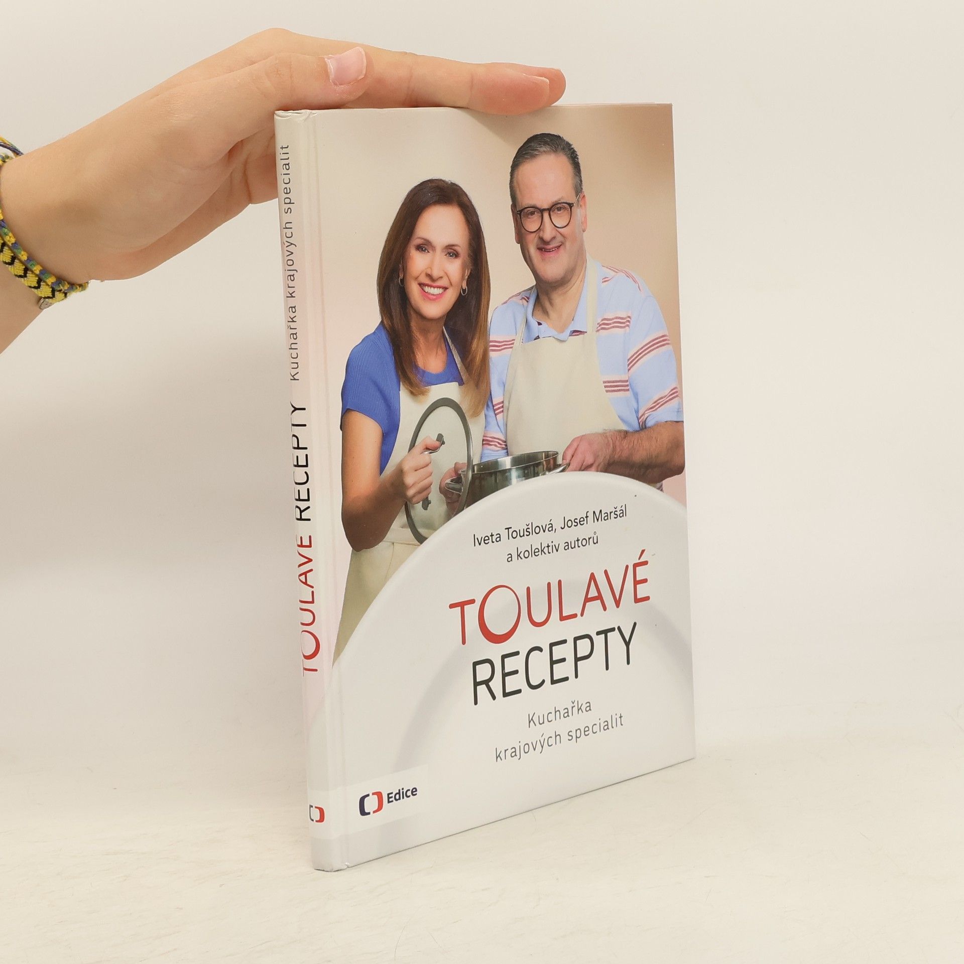 Iveta Toušlová Toulavé recepty : kuchařka krajových specialit