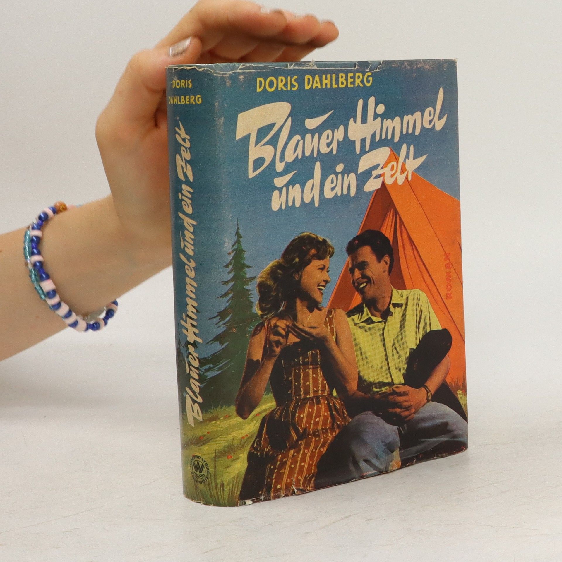 Blauer Himmel und ein Zelt