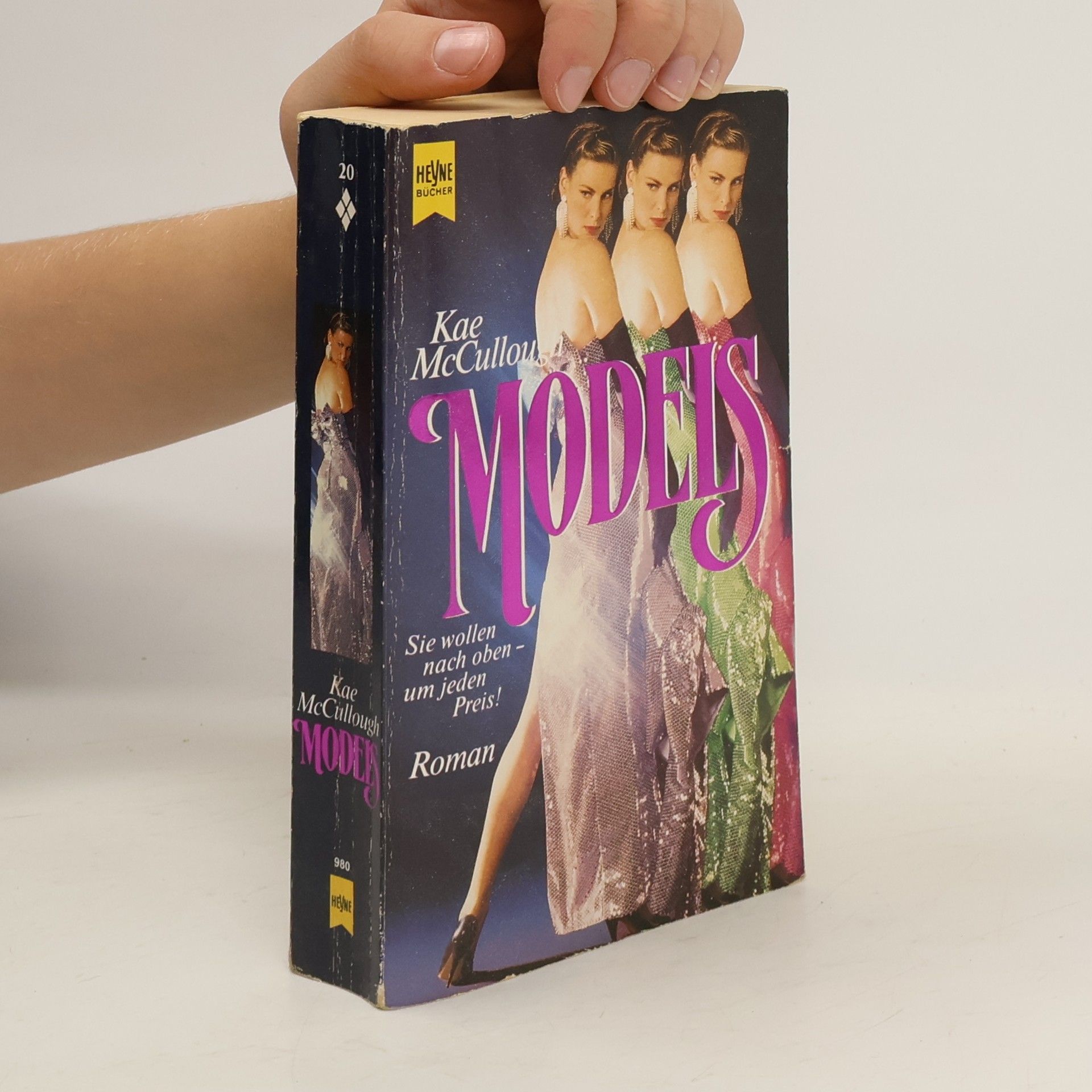 Kae McCullougen models