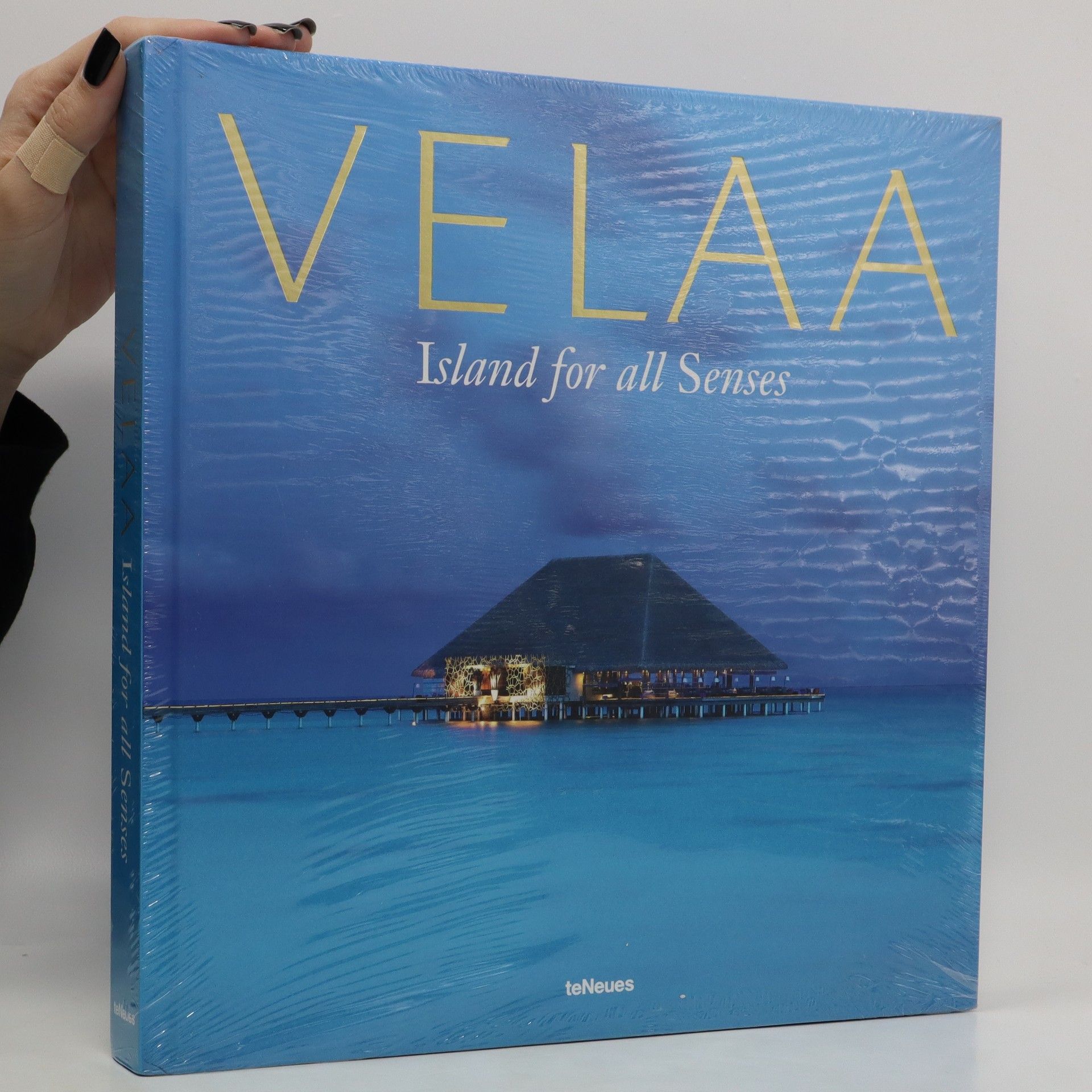 AA.VV. Velaa. Island of senses.