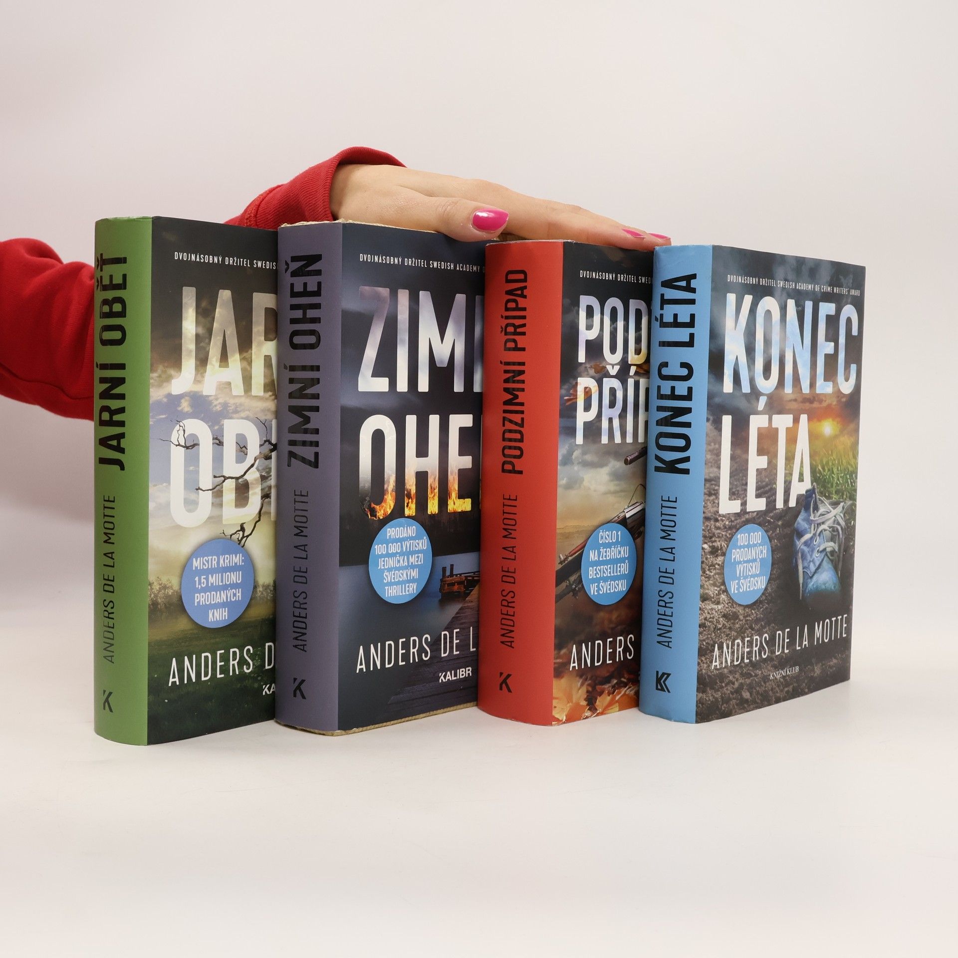 Anders de la Motte Konec léta. Jarní oběť. Podzimní případ. Zimní oheň.