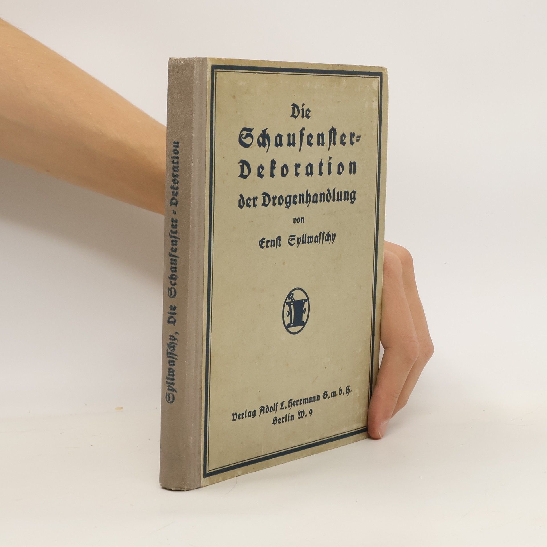Ernst Syllwasschy Die Schaufenster-Dekoration der Drogenhandlung