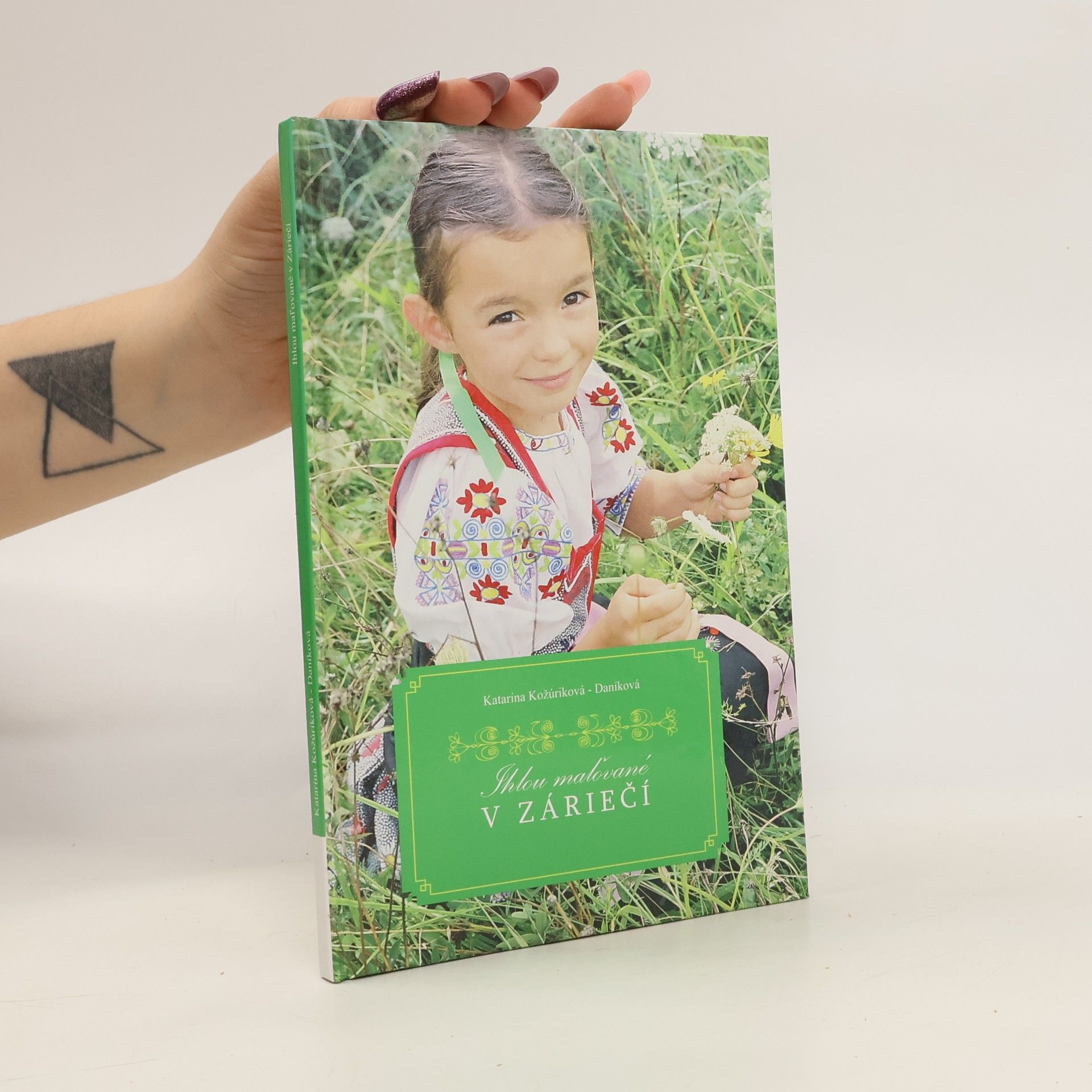 Katarína Kožúriková - Danilková Ihlou maľované v záriečí