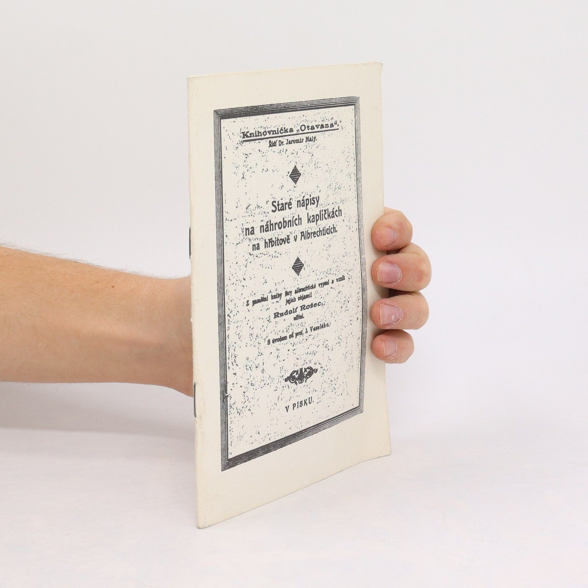 Rudolf Rožec Staré nápisy na náhrobních kapličkách na hřbitově v Albrechticích