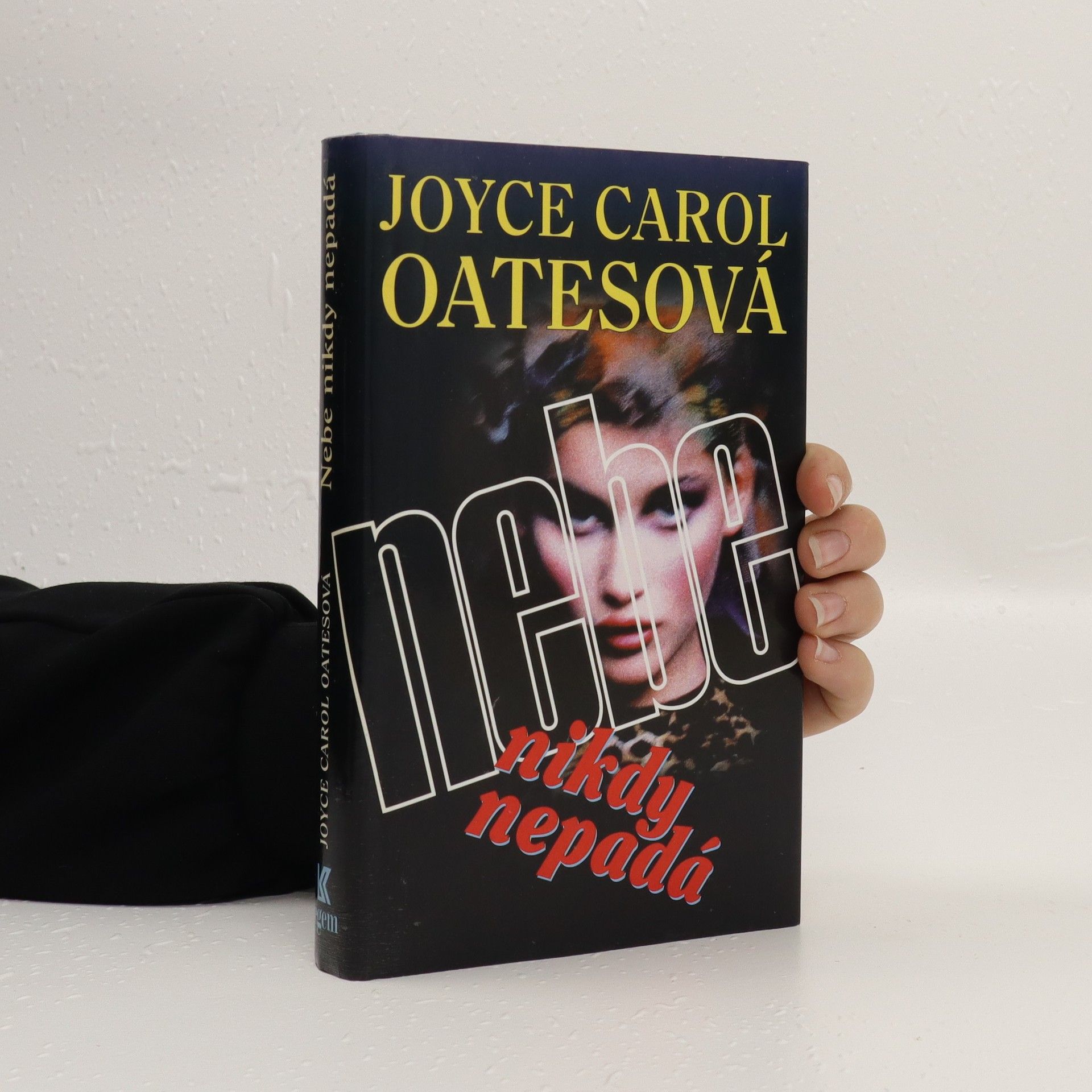 Joyce Carol Oates Nebe nikdy nepadá