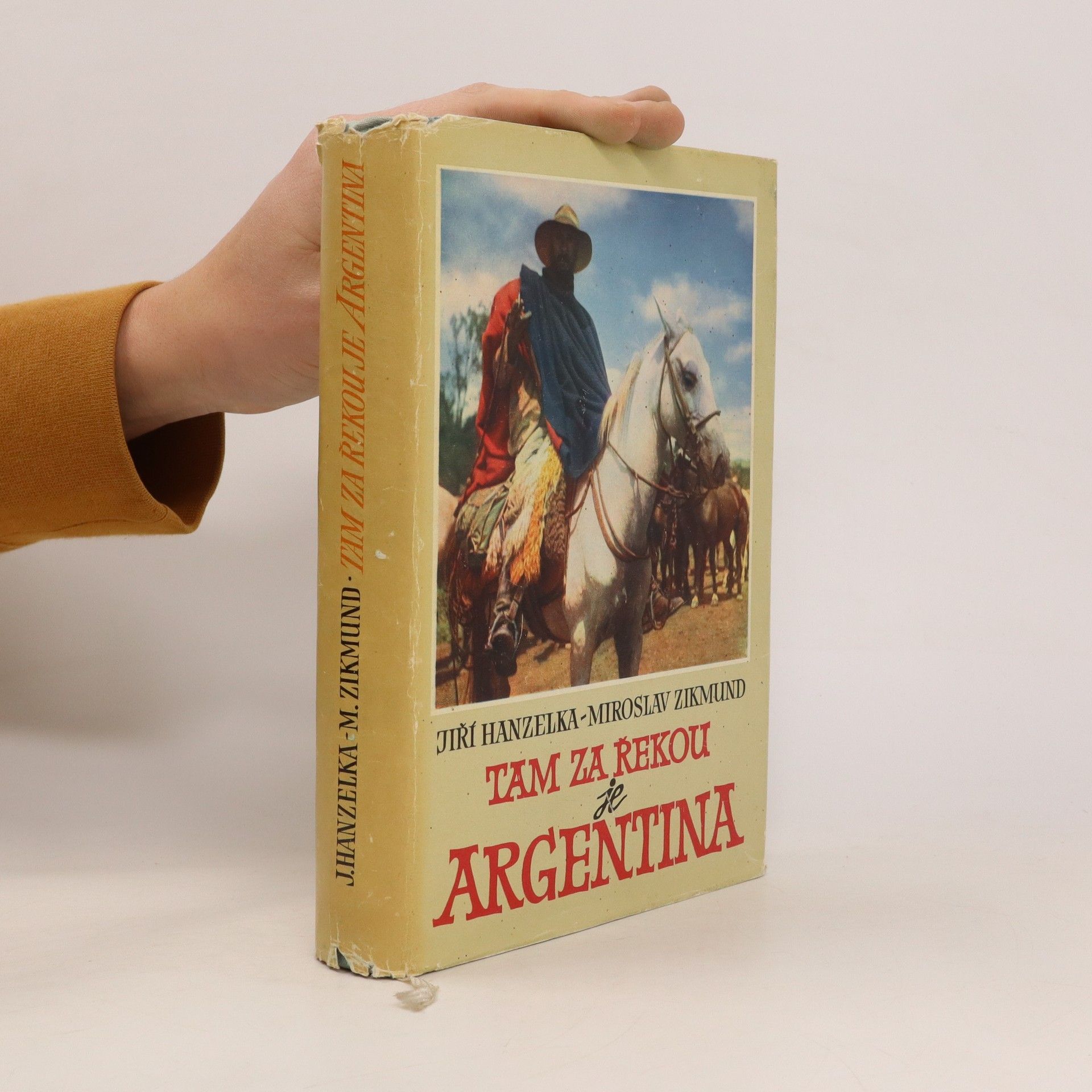Jiří Hanzelka Tam za řekou je Argentina
