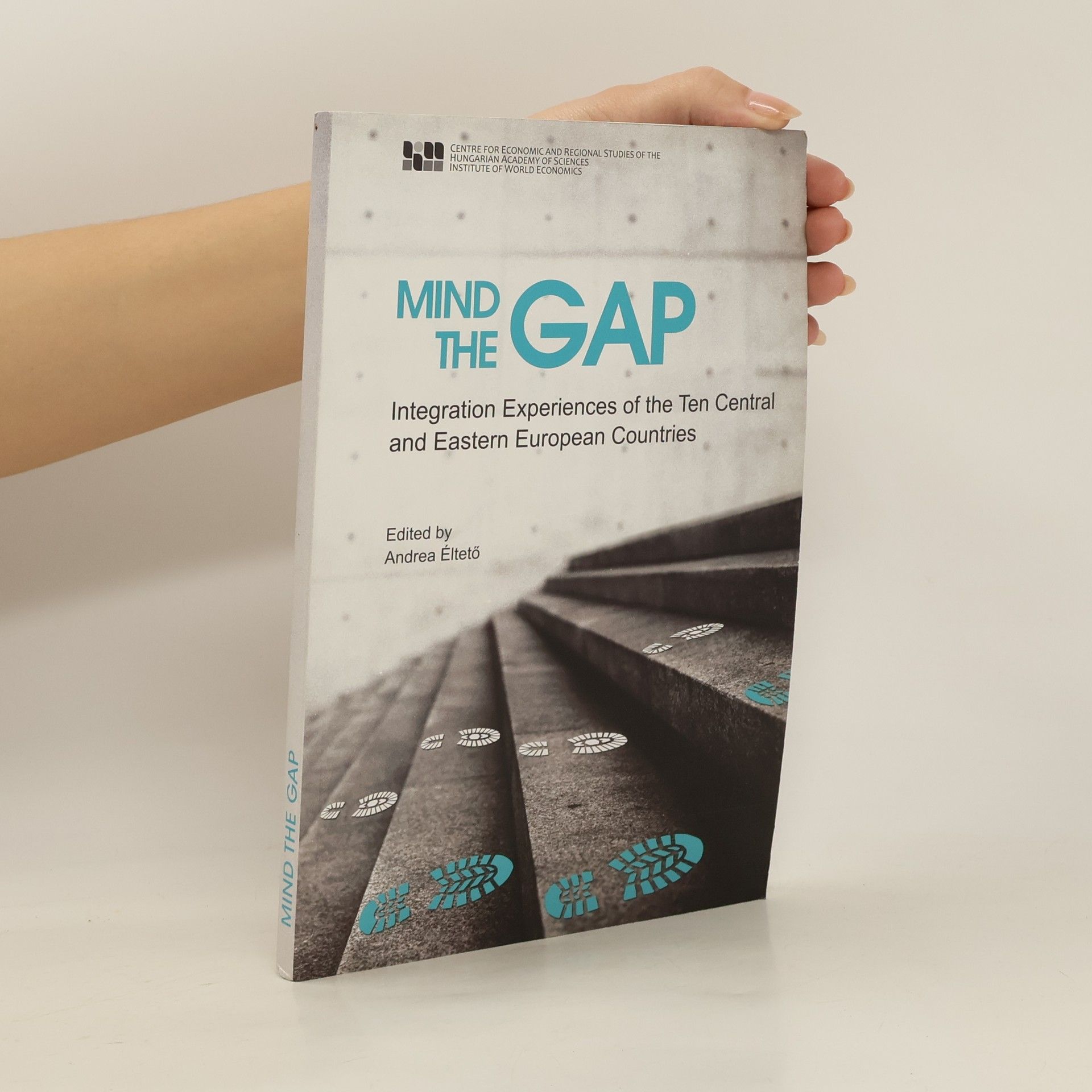 Andrea Éltetö Mind the Gap