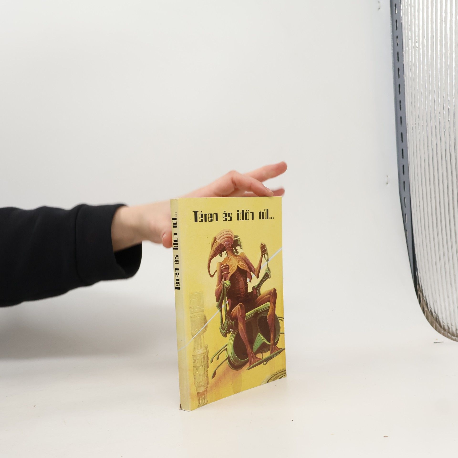 AA.VV. Téren és idön túl...