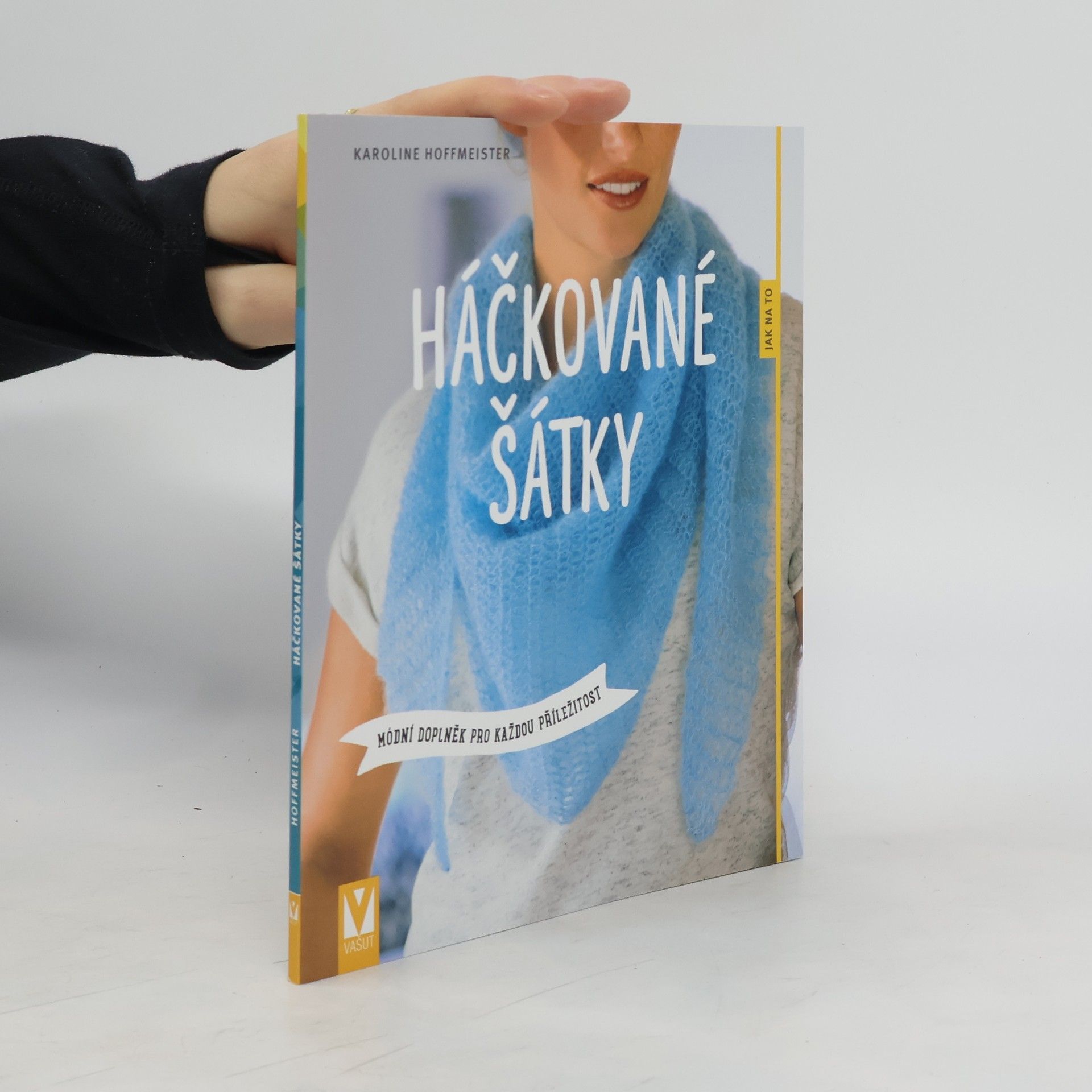 Karoline Hoffmeister Háčkované šátky: Módní doplněk pro každou příležitost