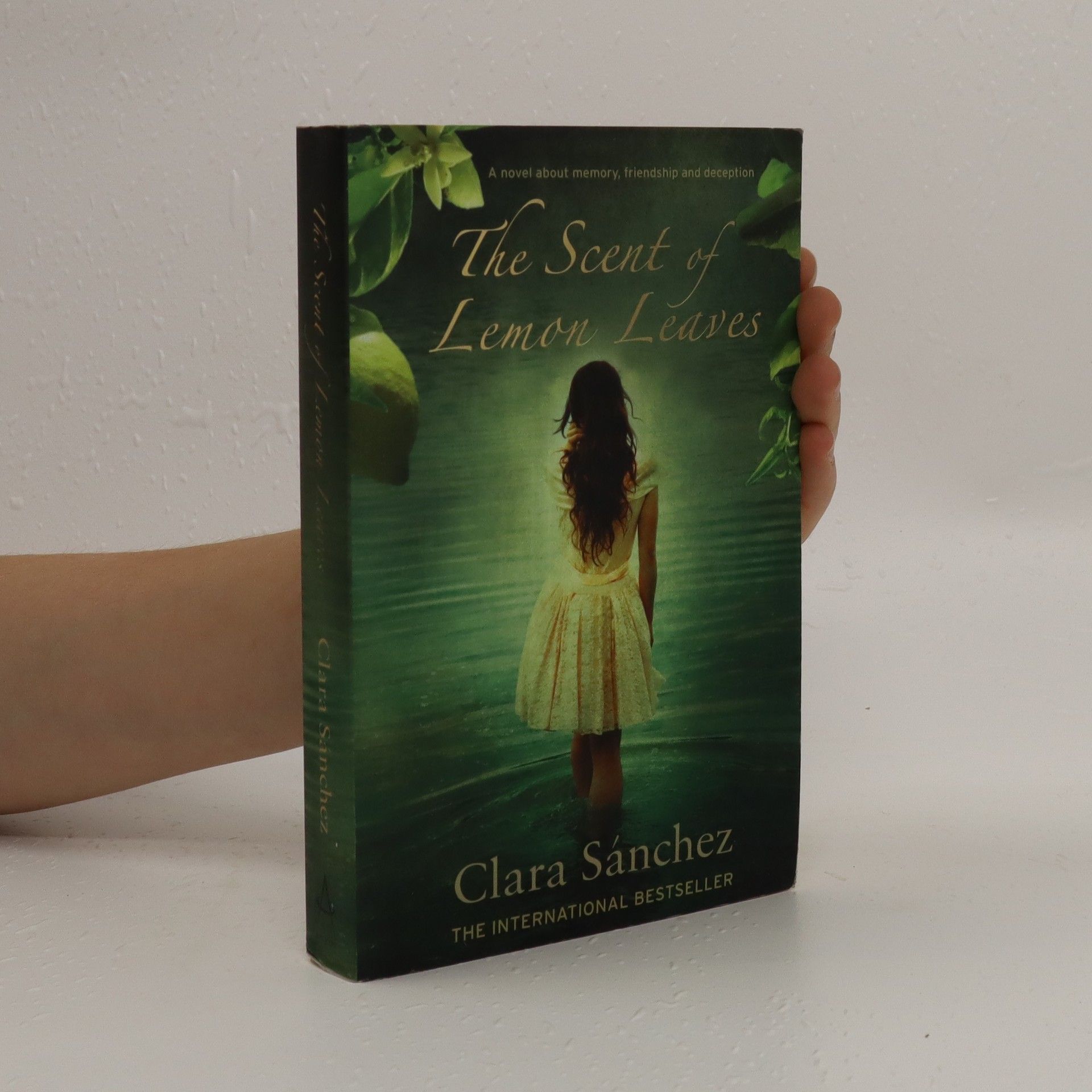 Clara Sánchez The scent of lemon leaves