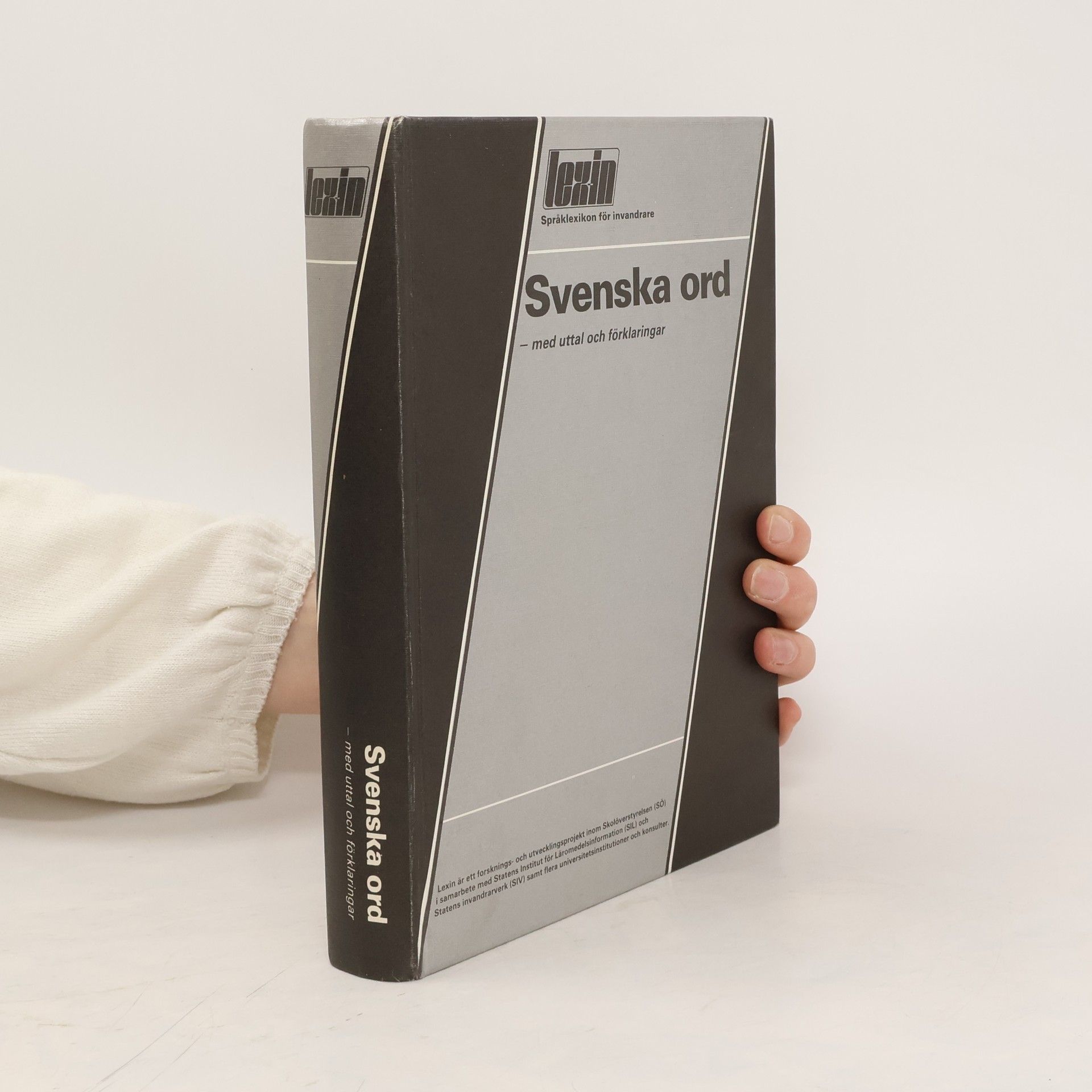 Various authors Svenska ord. Med uttal och förklaringar