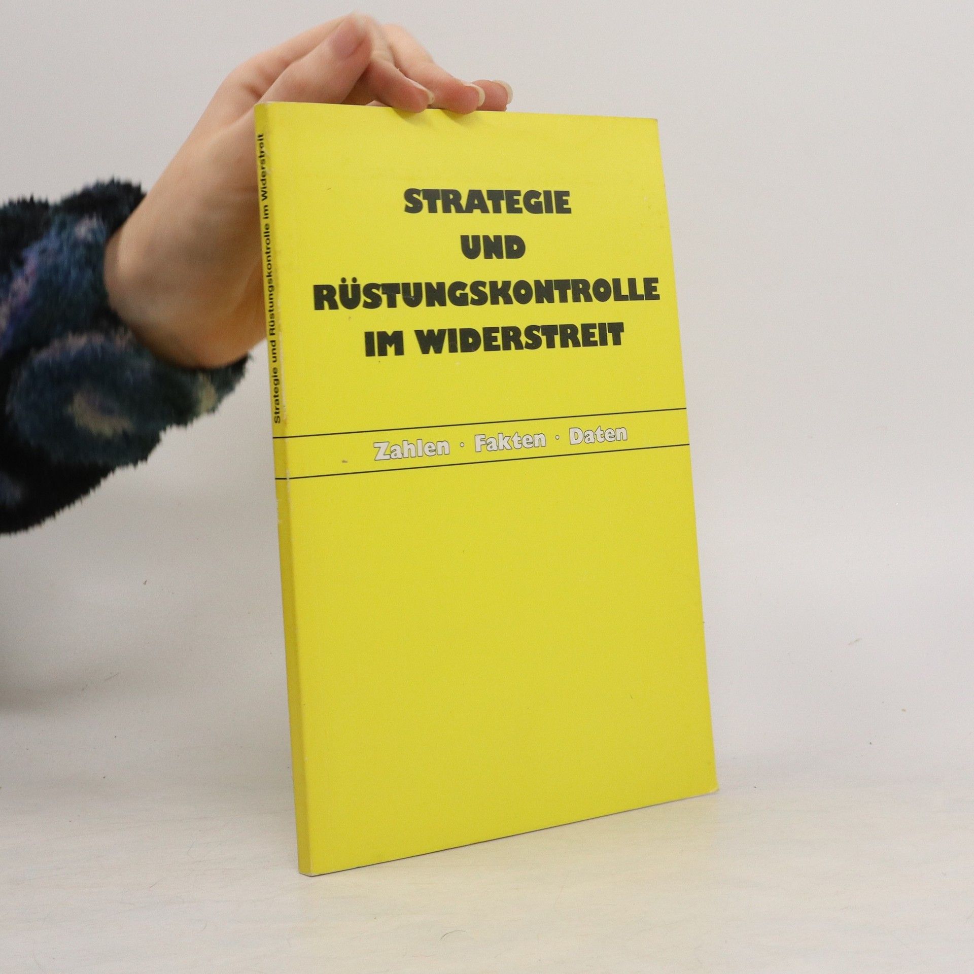 Autorenkollektiv Strategie und Rüstungskontrolle im Widerstreit