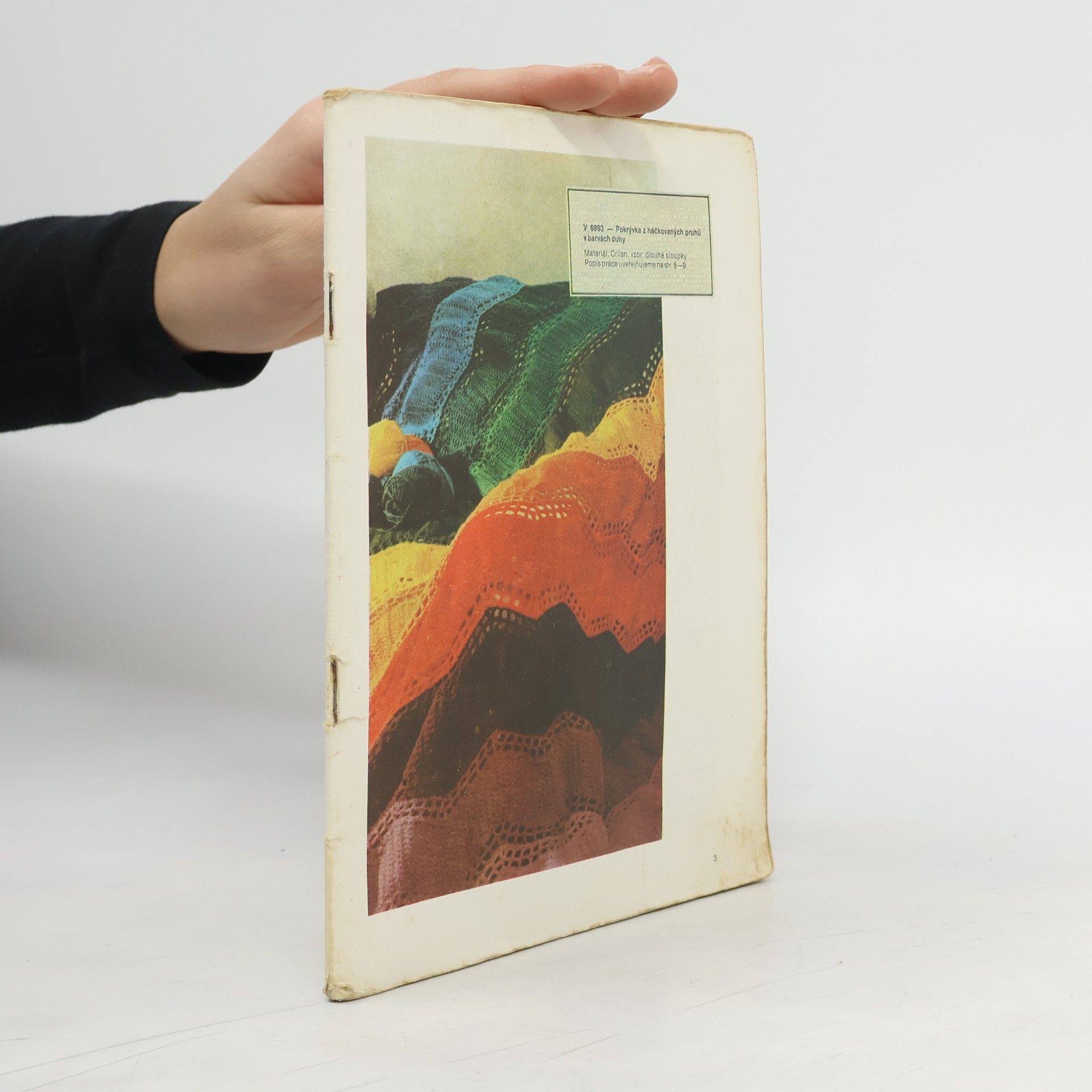 Collectif d'auteurs V 6893 - Pokrývka z háčkovaných pruhů v barvách duhy