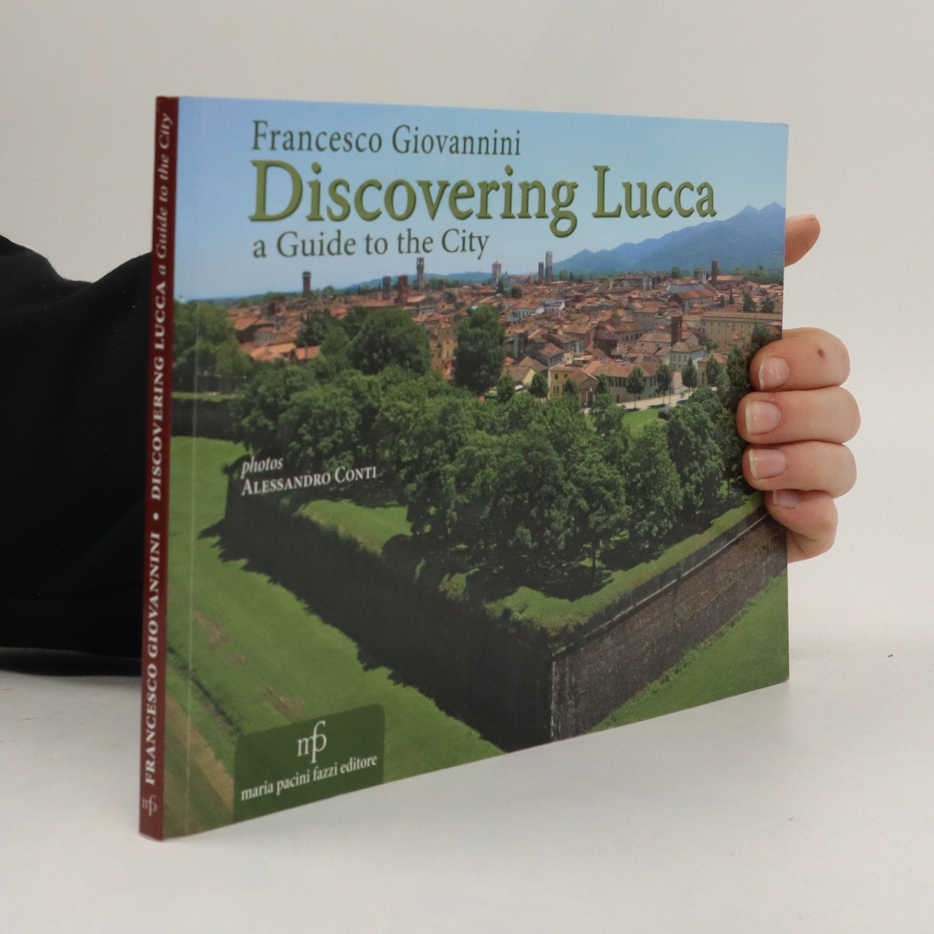 Francesco Giovannini Discovering Lucca. A Guide to the City