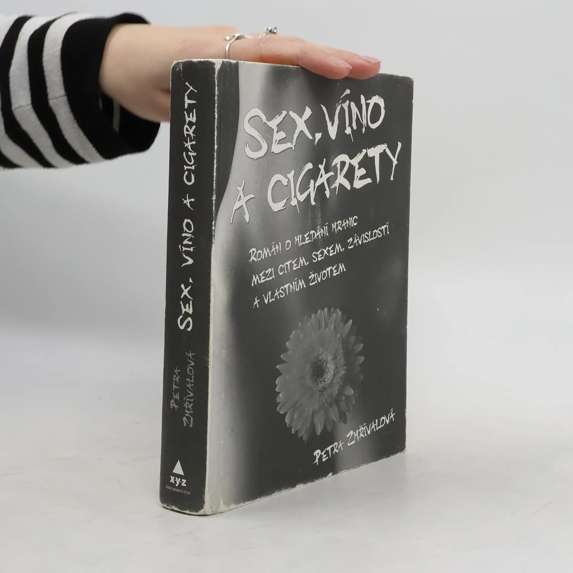 Sex, víno a cigarety: Román o hledání hranic mezi citem, sexem, závislostí a vlastním životem | Kniha | pevná | Petra Zhřívalová | CS