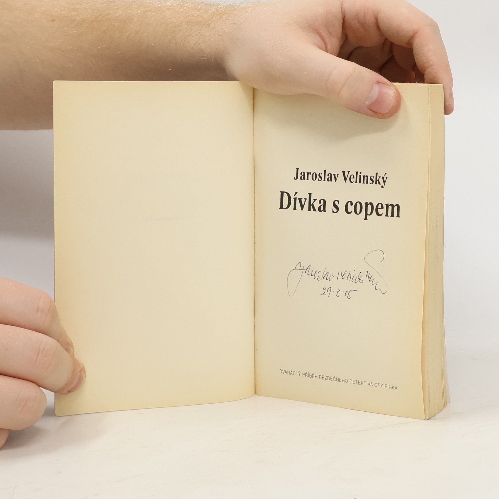 Jaroslav Velinský Dívka s copem : dvanáctý příběh bezděčného detektiva Oty Finka