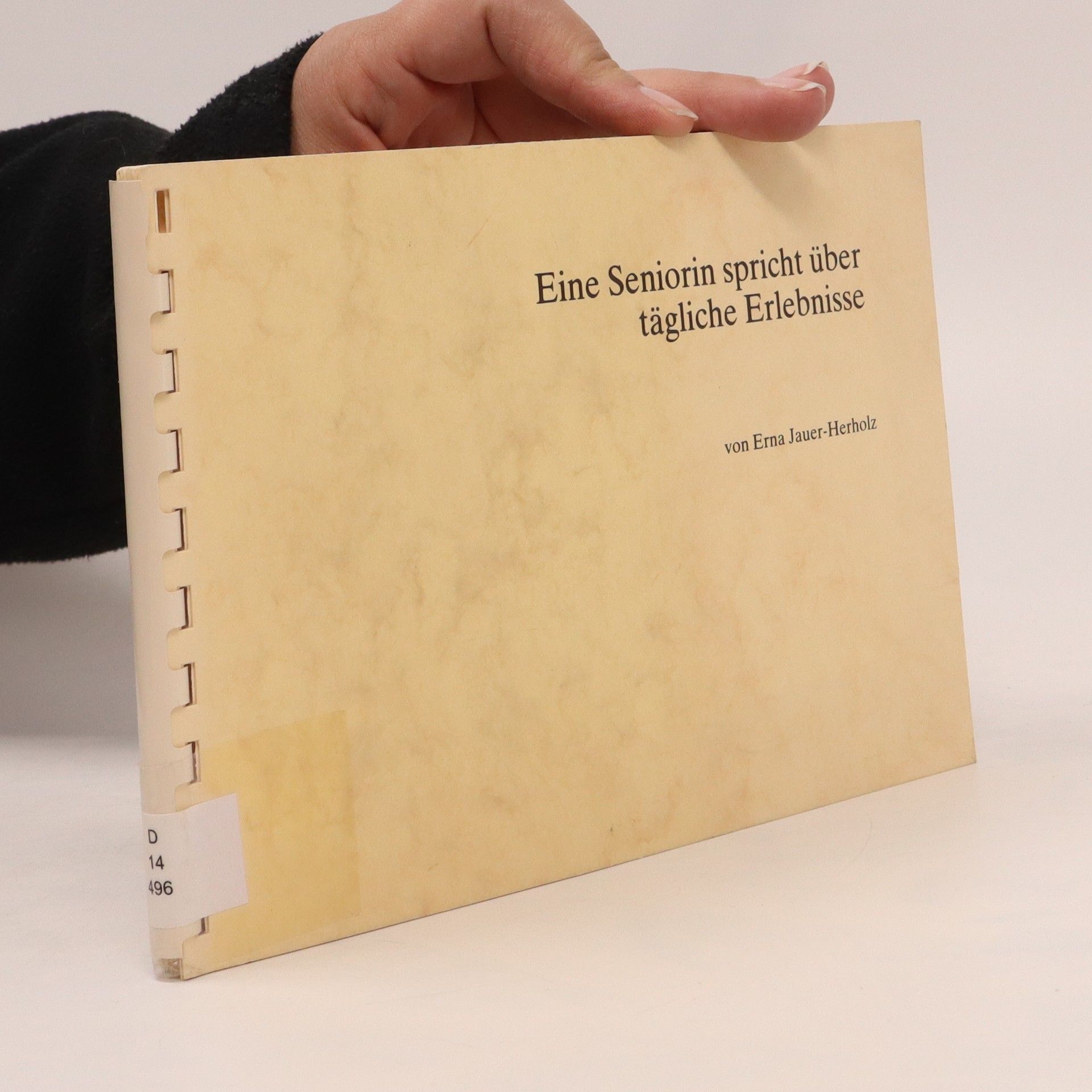 Eine Seniorin spricht uber tagliche Erlebnisse