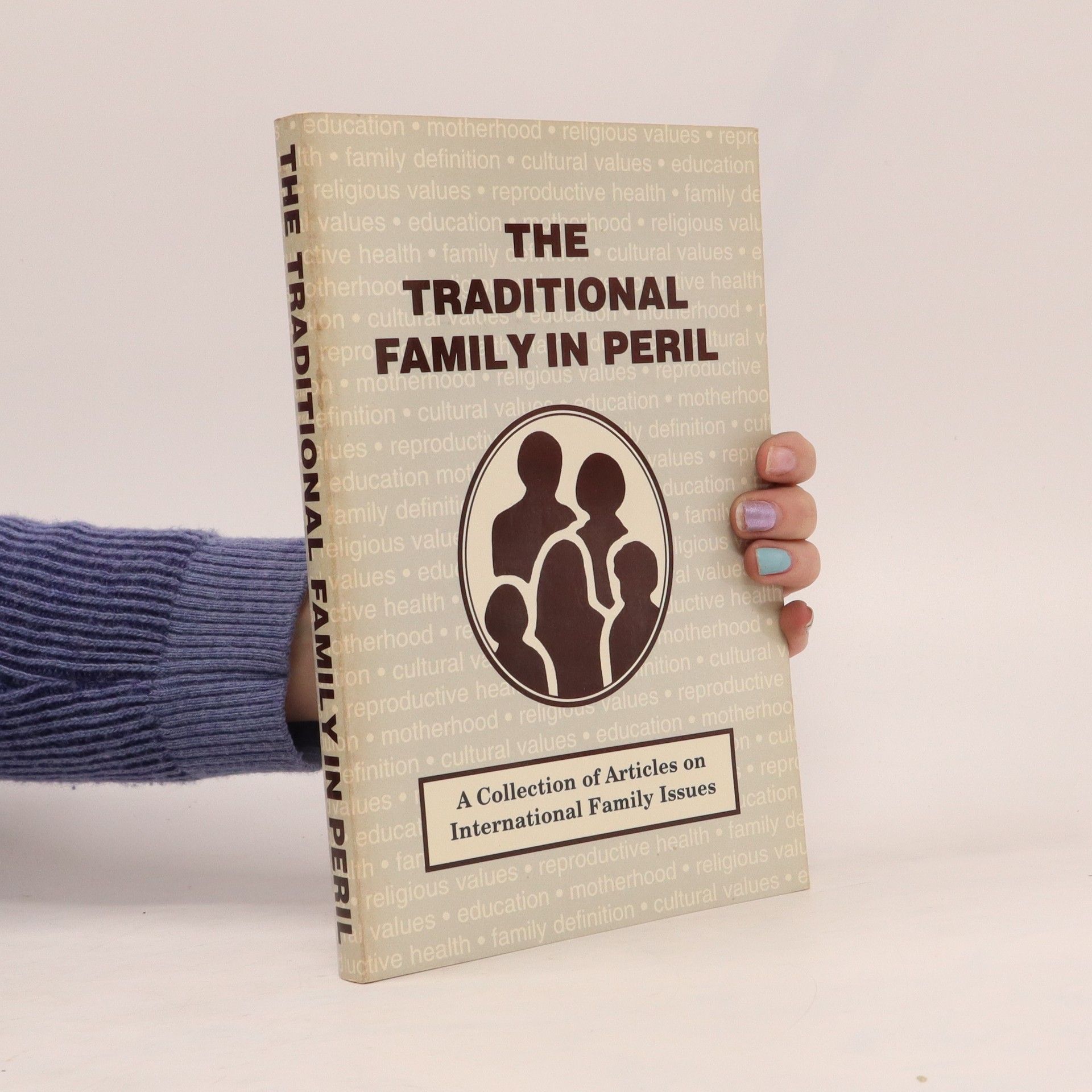 kolektiv The Traditional Family in Peril