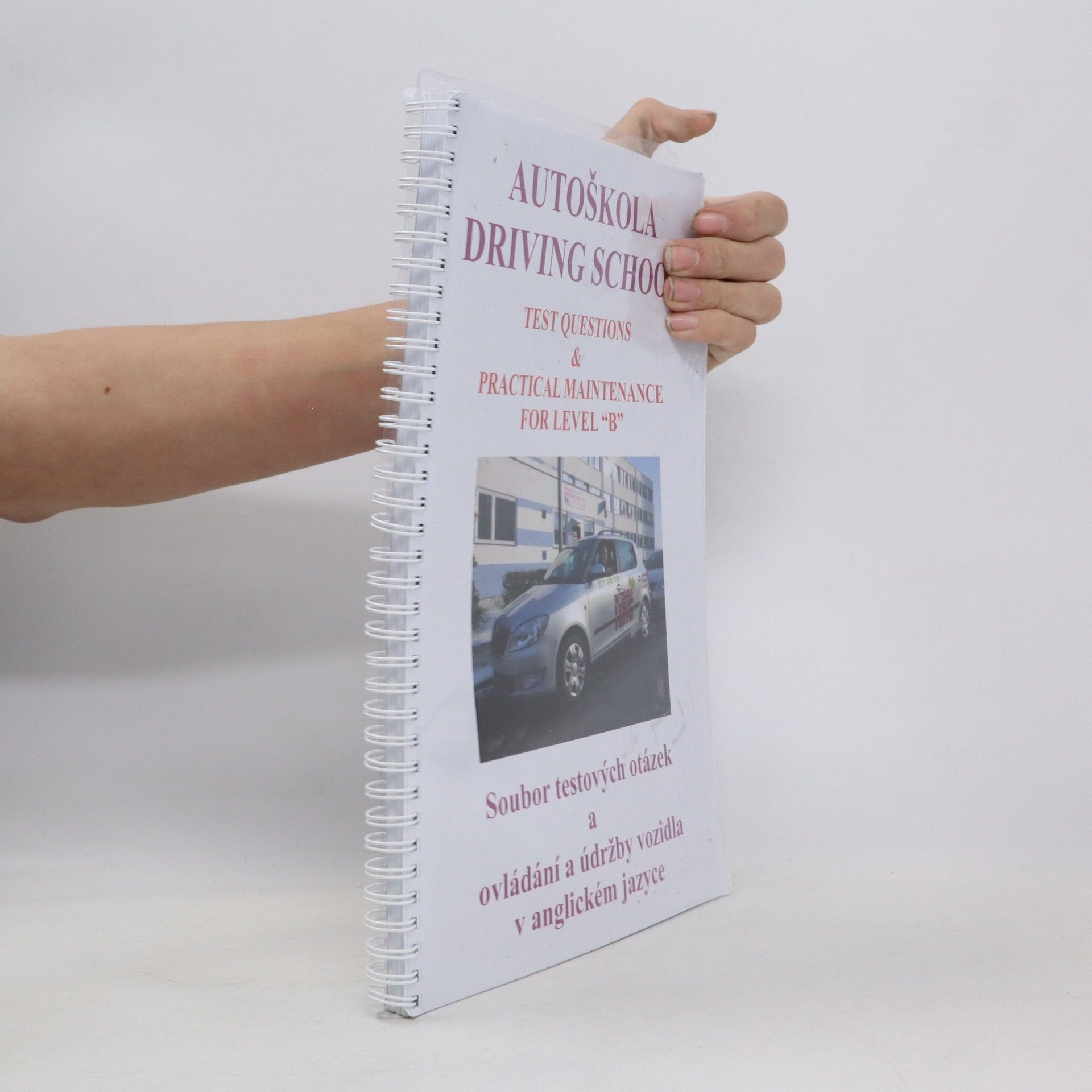AA.VV. Autoškola Driving School. Soubor testových otázek a ovládání a údržby vozidla v anglickém jazyce