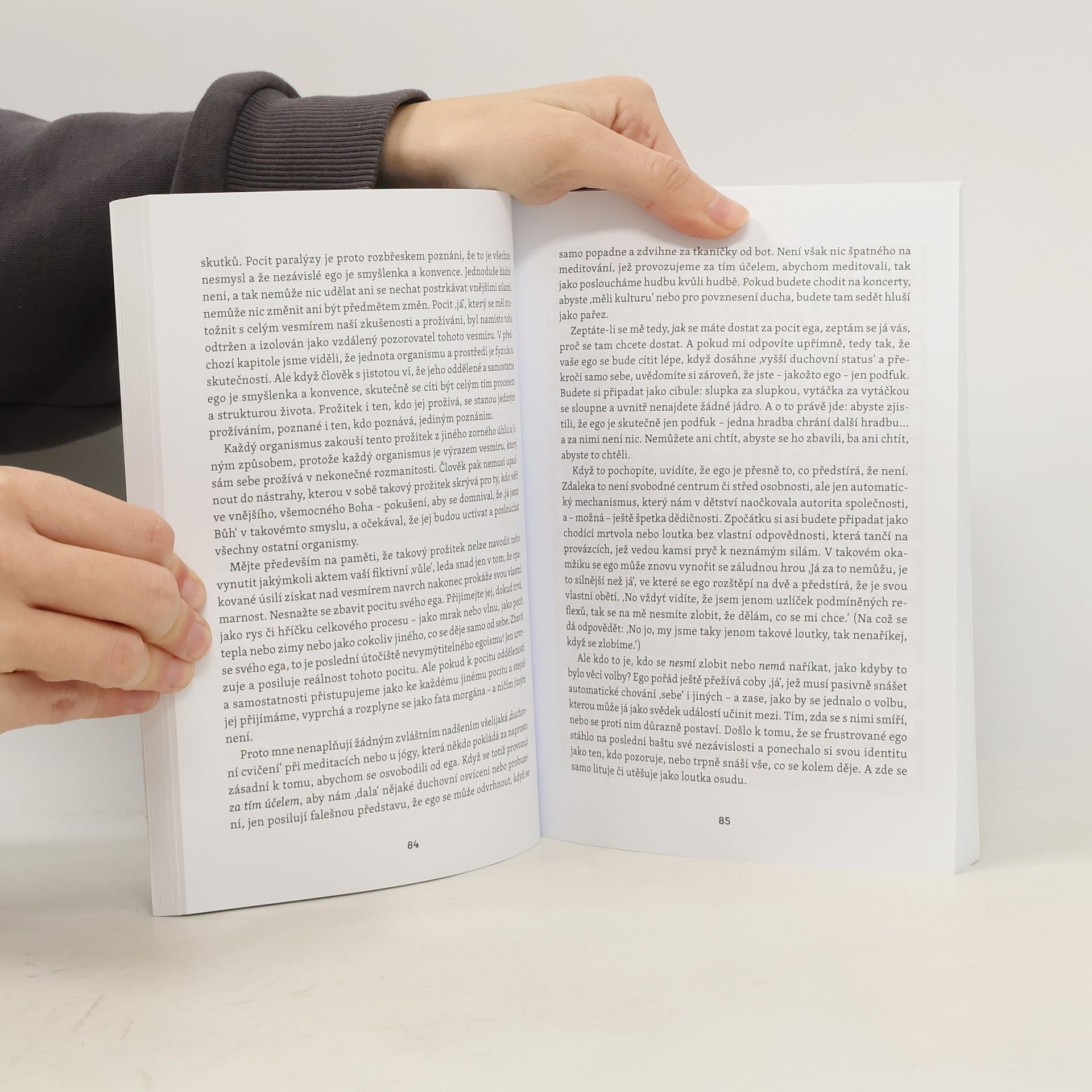 Jan Jandourek Něco je nad námi - a my jsme pořád dole
