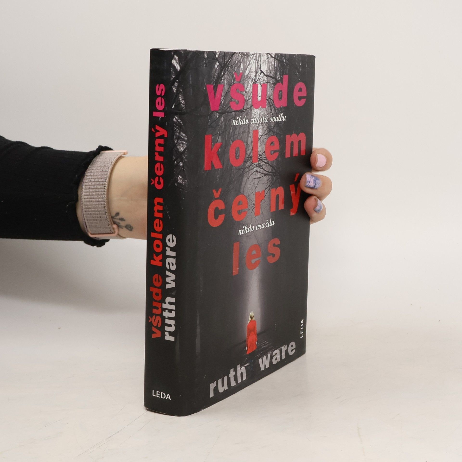 Ruth Ware Všude kolem černý les: Někdo chystá svatbu, někdo vraždu